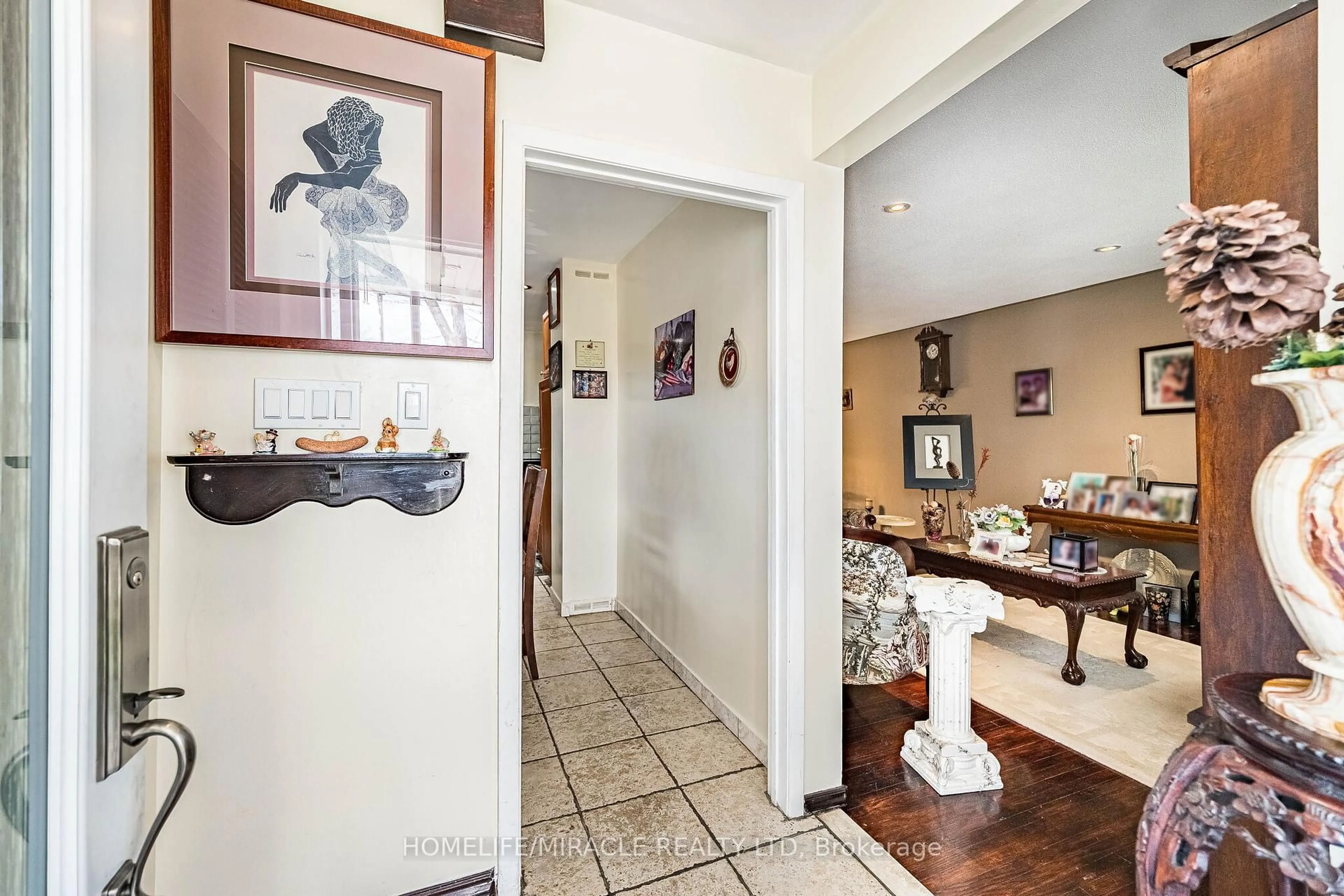 Indoor foyer for 7150 Harwick Dr, Mississauga Ontario L4T 3A4