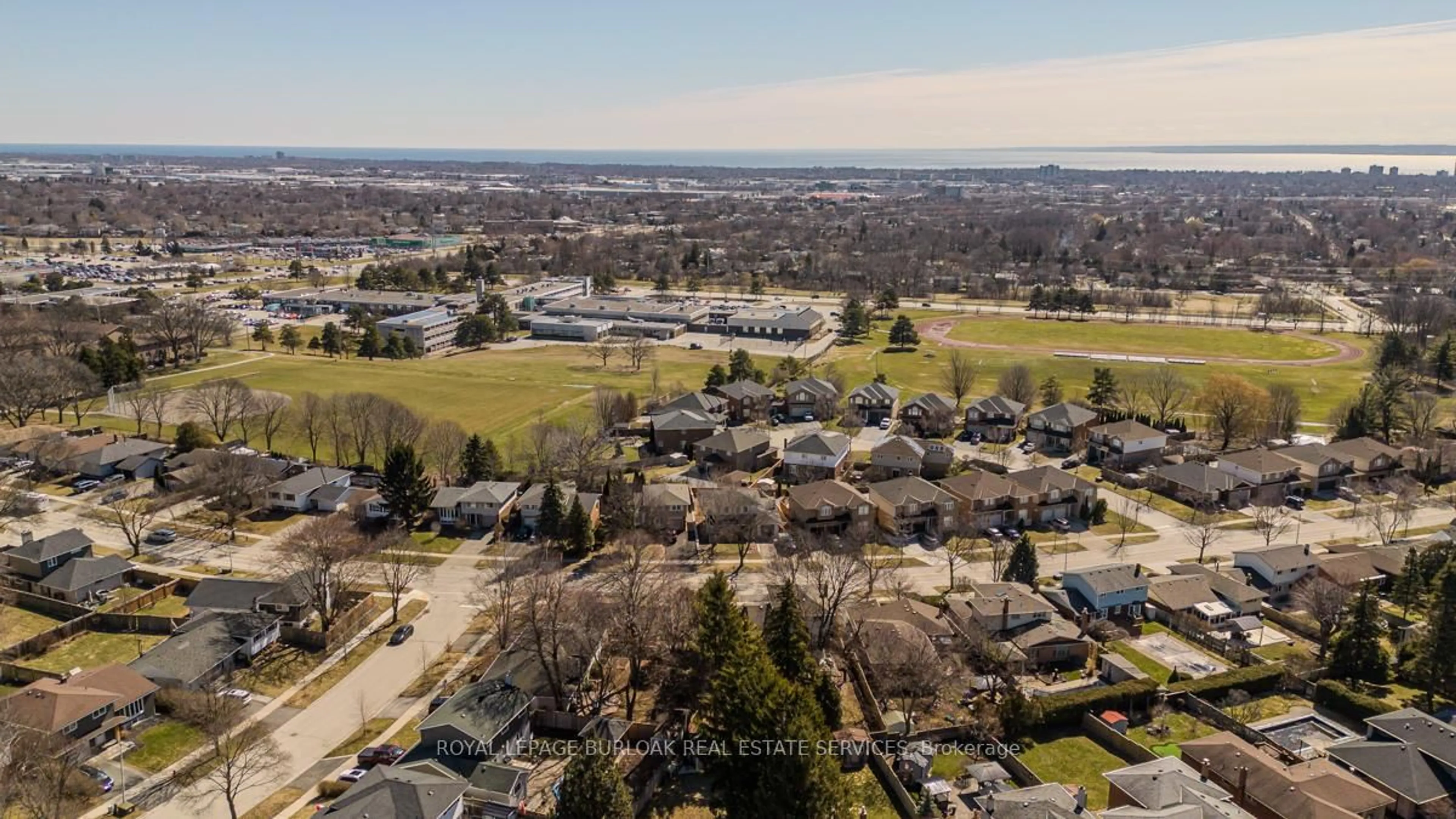 A pic from outside/outdoor area/front of a property/back of a property/a pic from drone, mountain view for 2074 Mountain Grove Ave, Burlington Ontario L7P 2H9