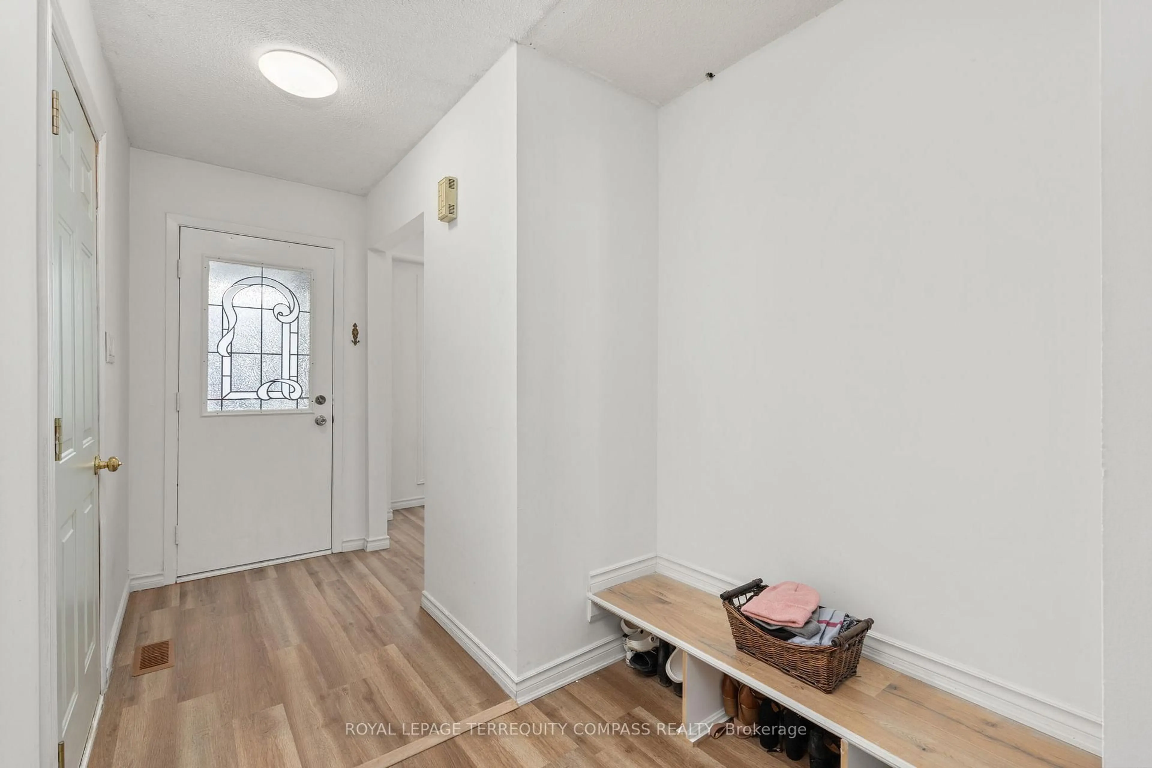 Indoor entryway for 73 Ashford Crt, Brampton Ontario L6V 3E2