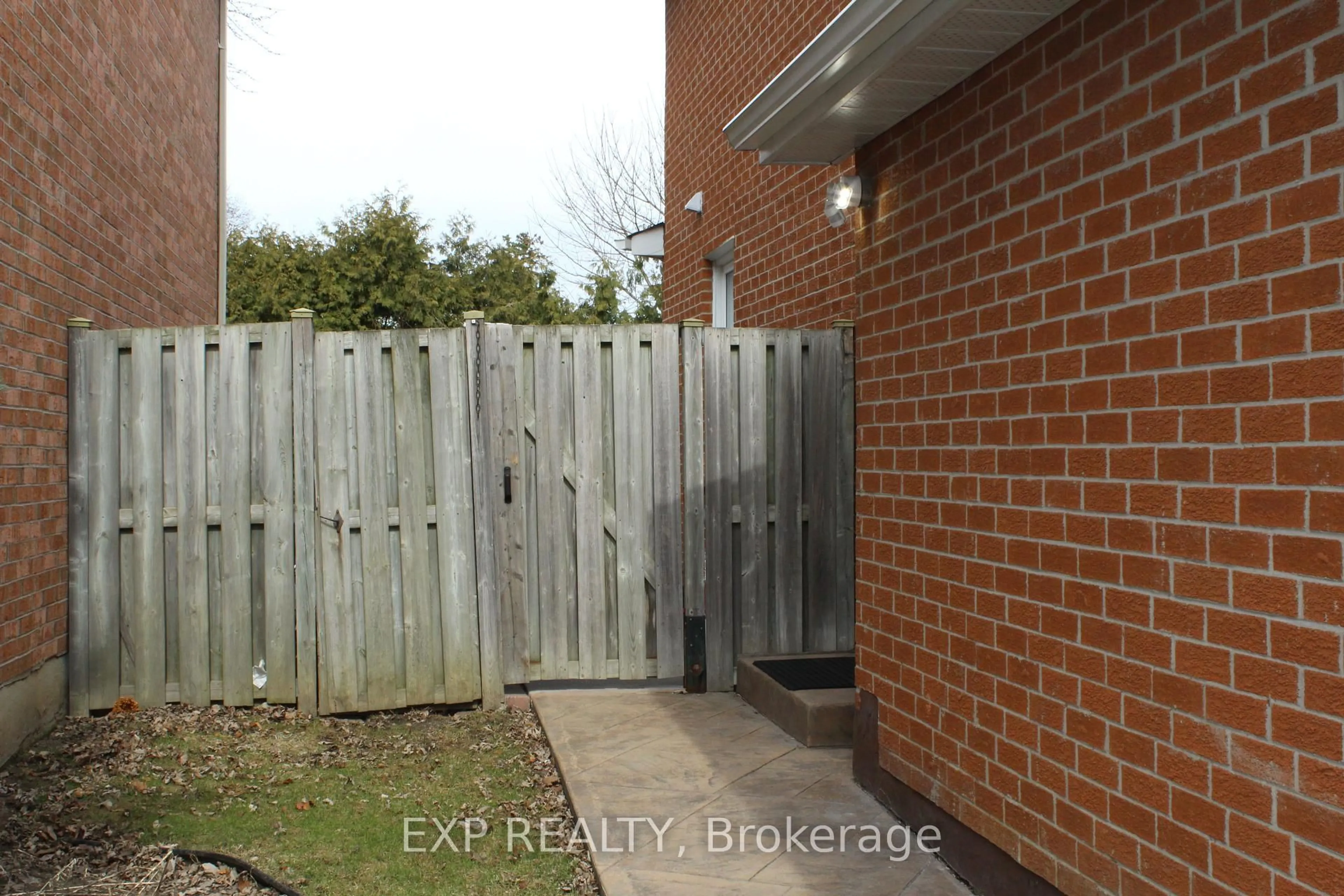 A pic from outside/outdoor area/front of a property/back of a property/a pic from drone, street for 48 Howell St, Brampton Ontario L6Y 3H8