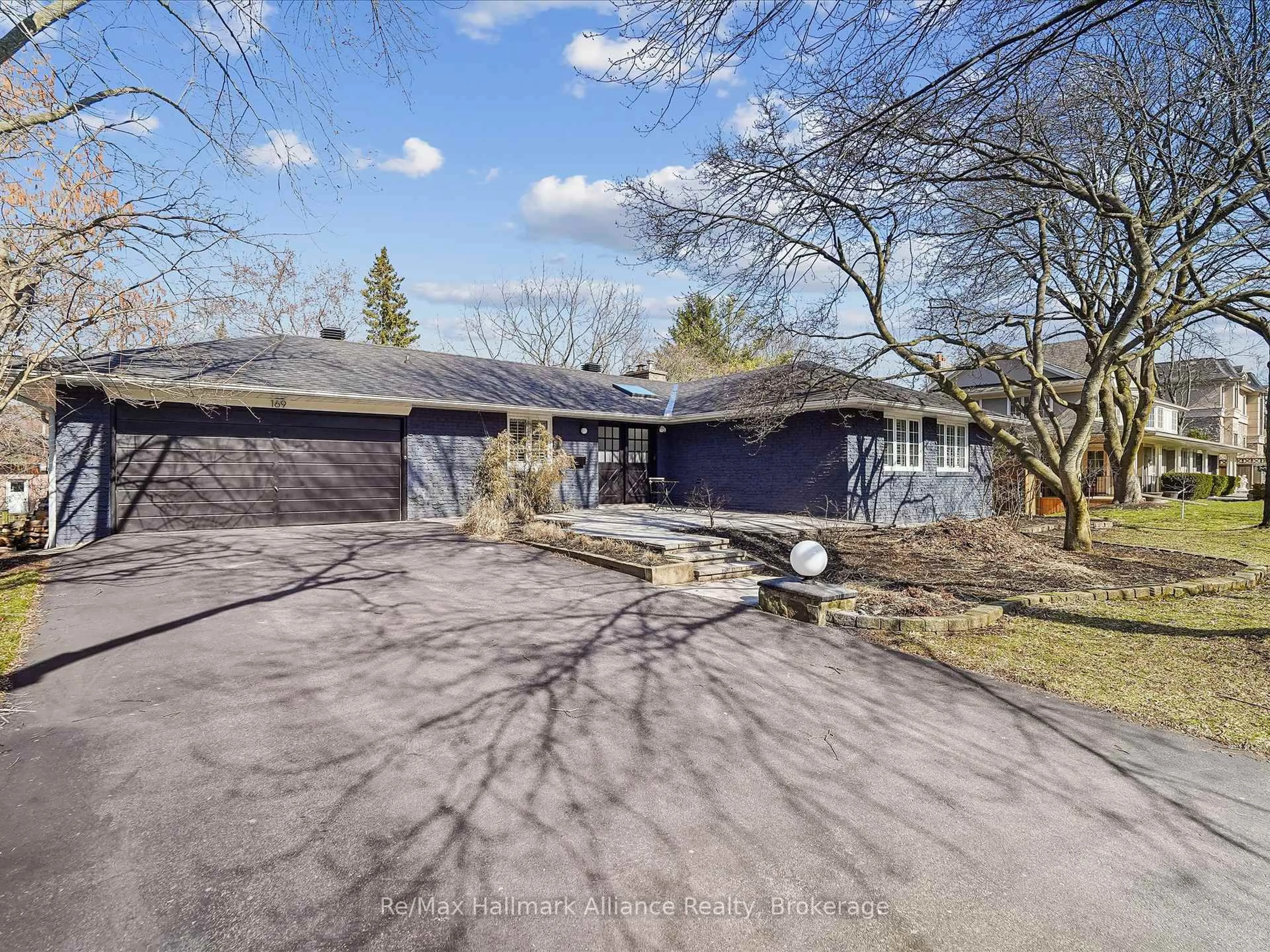 A pic from outside/outdoor area/front of a property/back of a property/a pic from drone, street for 169 Morrison Rd, Oakville Ontario L6J 4J3