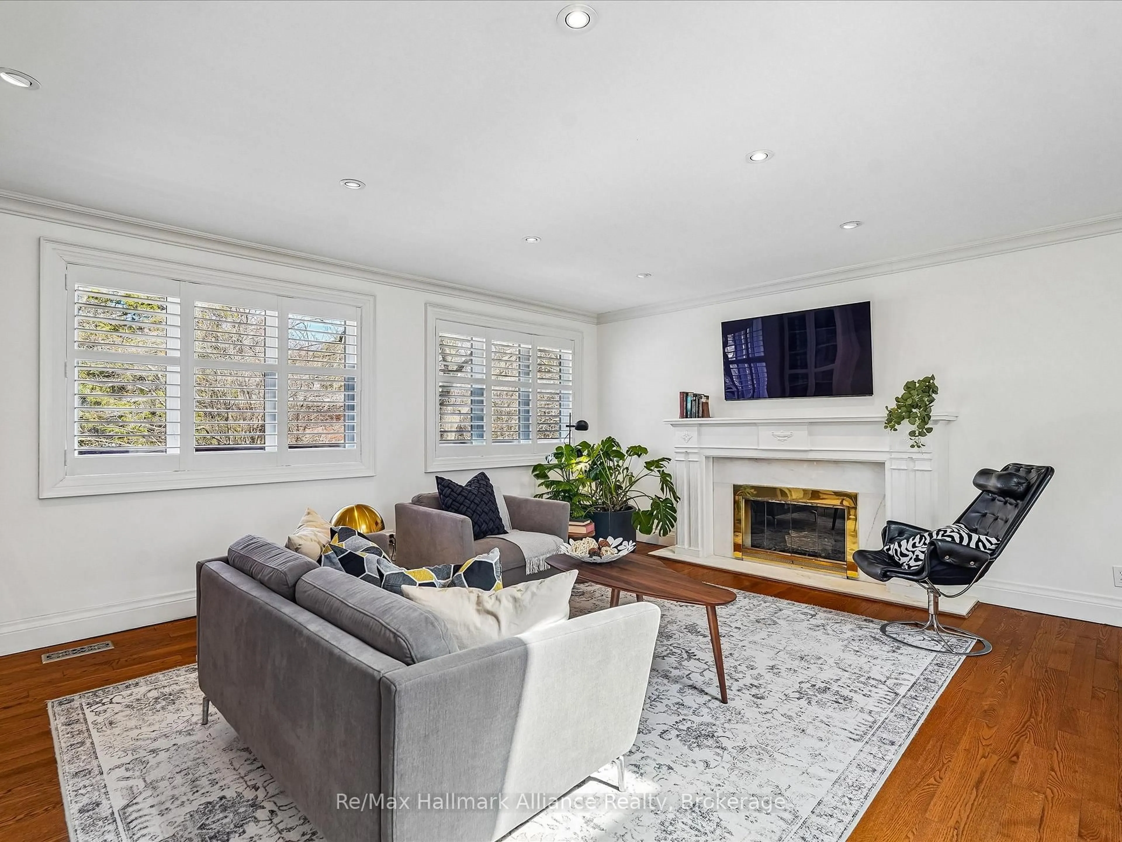 Living room with furniture, wood/laminate floor for 169 Morrison Rd, Oakville Ontario L6J 4J3