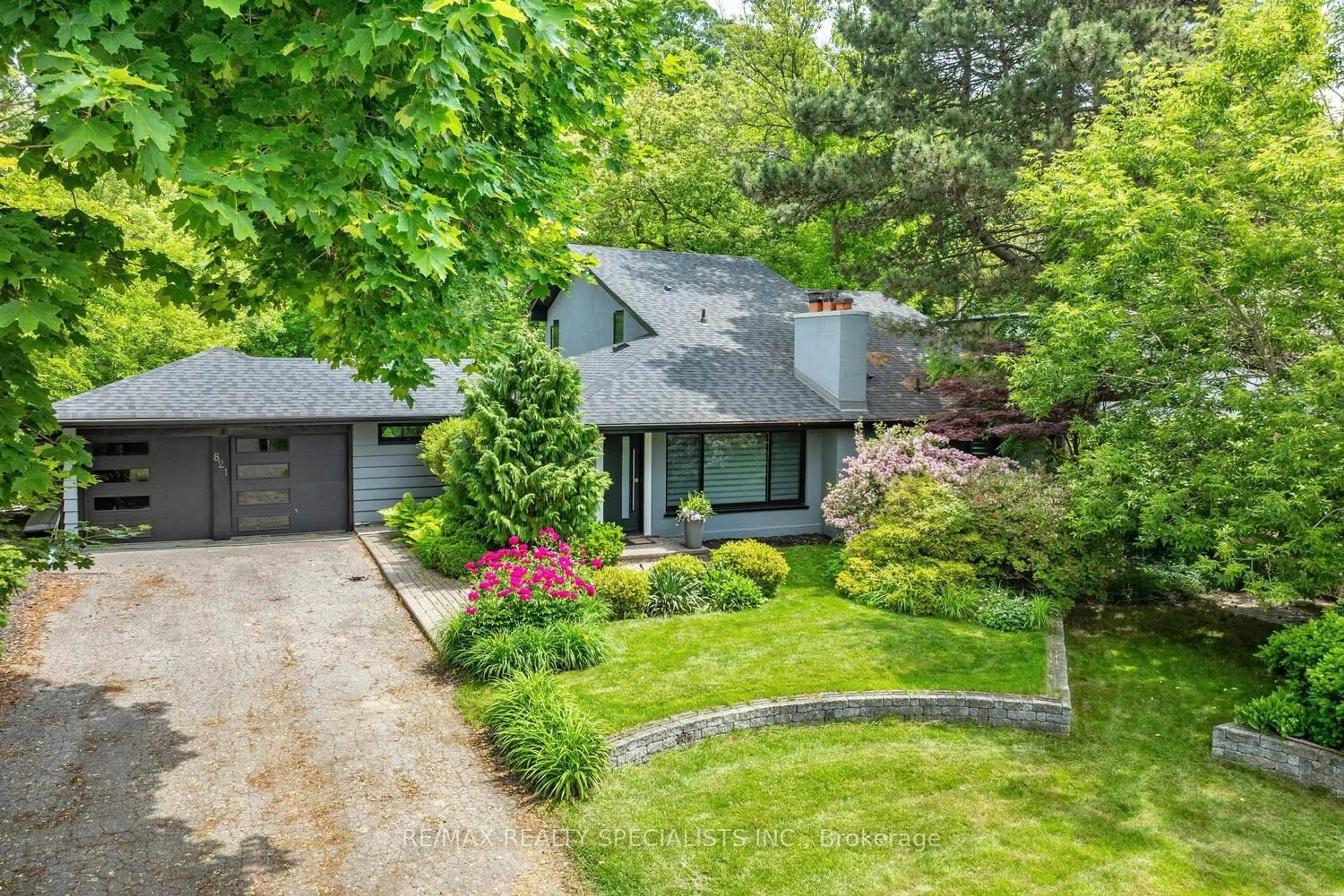 A pic from outside/outdoor area/front of a property/back of a property/a pic from drone, street for 821 Parkland Ave, Mississauga Ontario L5H 3G6