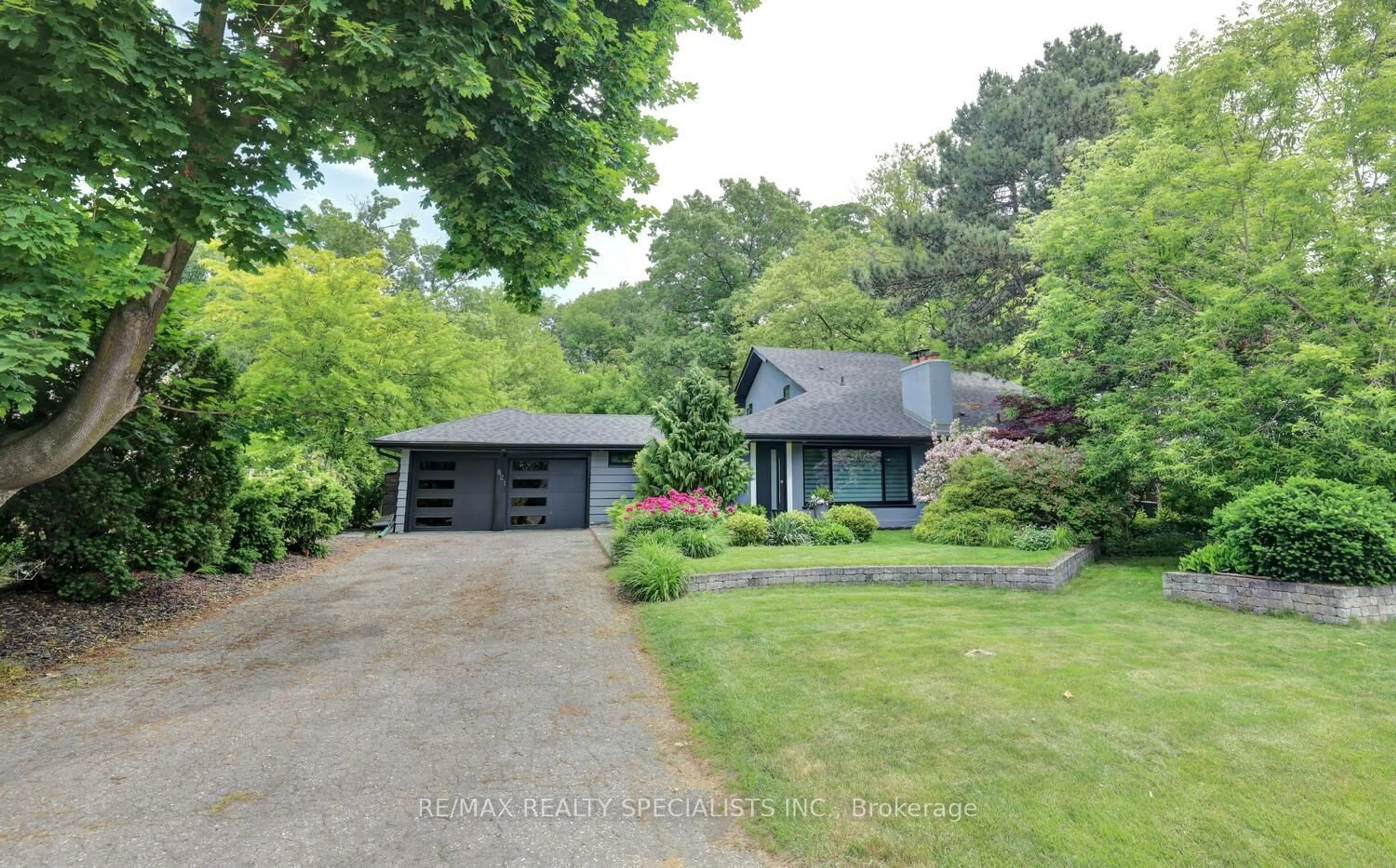 A pic from outside/outdoor area/front of a property/back of a property/a pic from drone, street for 821 Parkland Ave, Mississauga Ontario L5H 3G6