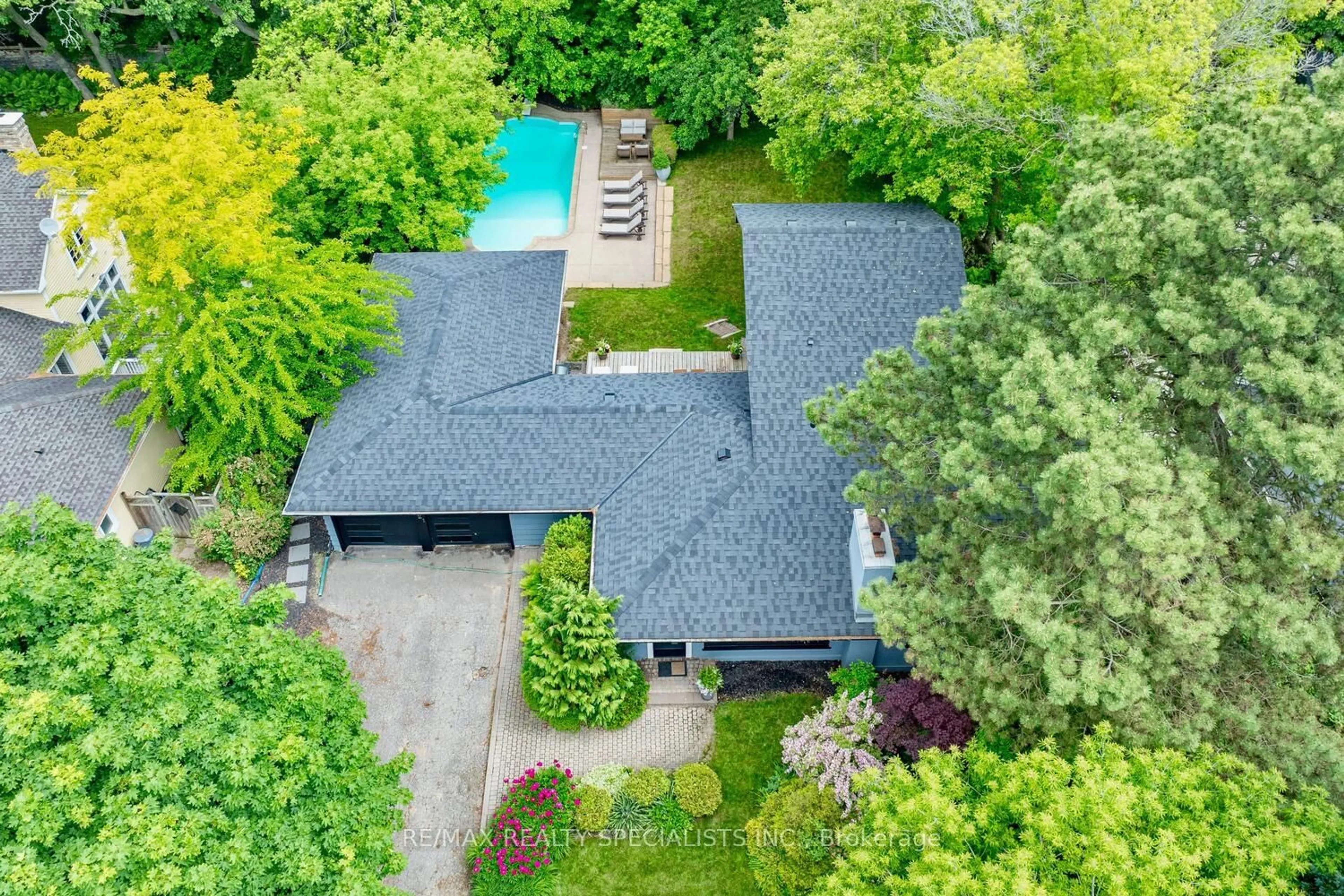 A pic from outside/outdoor area/front of a property/back of a property/a pic from drone, street for 821 Parkland Ave, Mississauga Ontario L5H 3G6