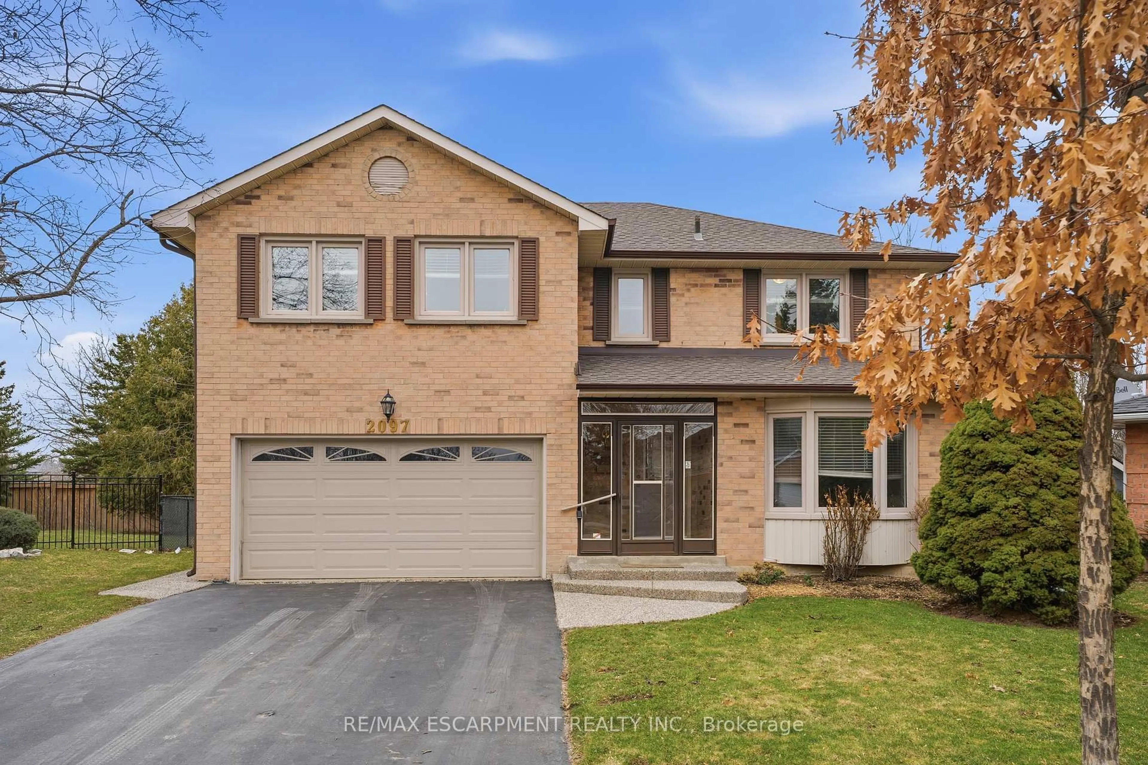 Home with brick exterior material, street for 2097 Edgebank Crt, Burlington Ontario L7M 2S8