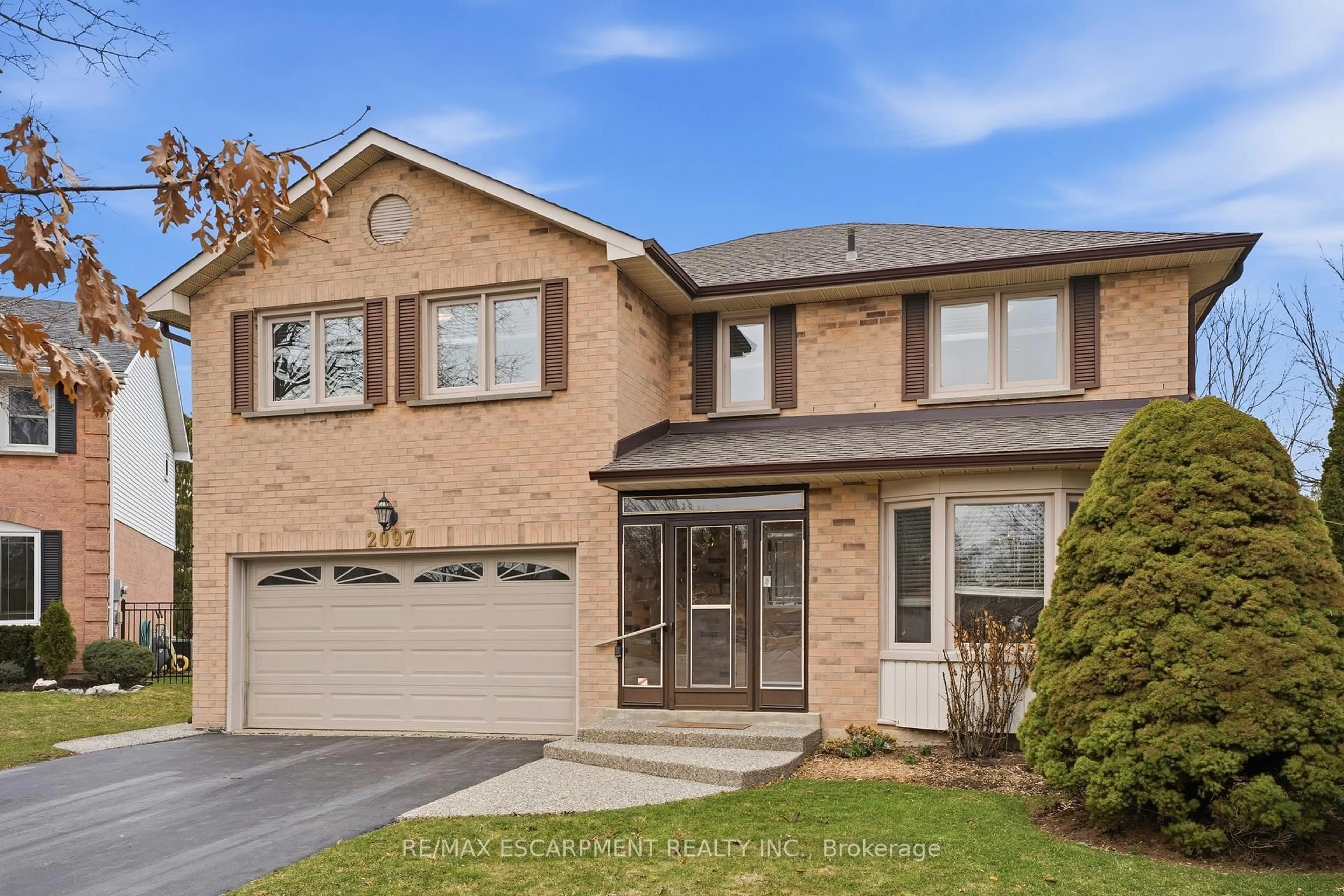 Home with brick exterior material, street for 2097 Edgebank Crt, Burlington Ontario L7M 2S8
