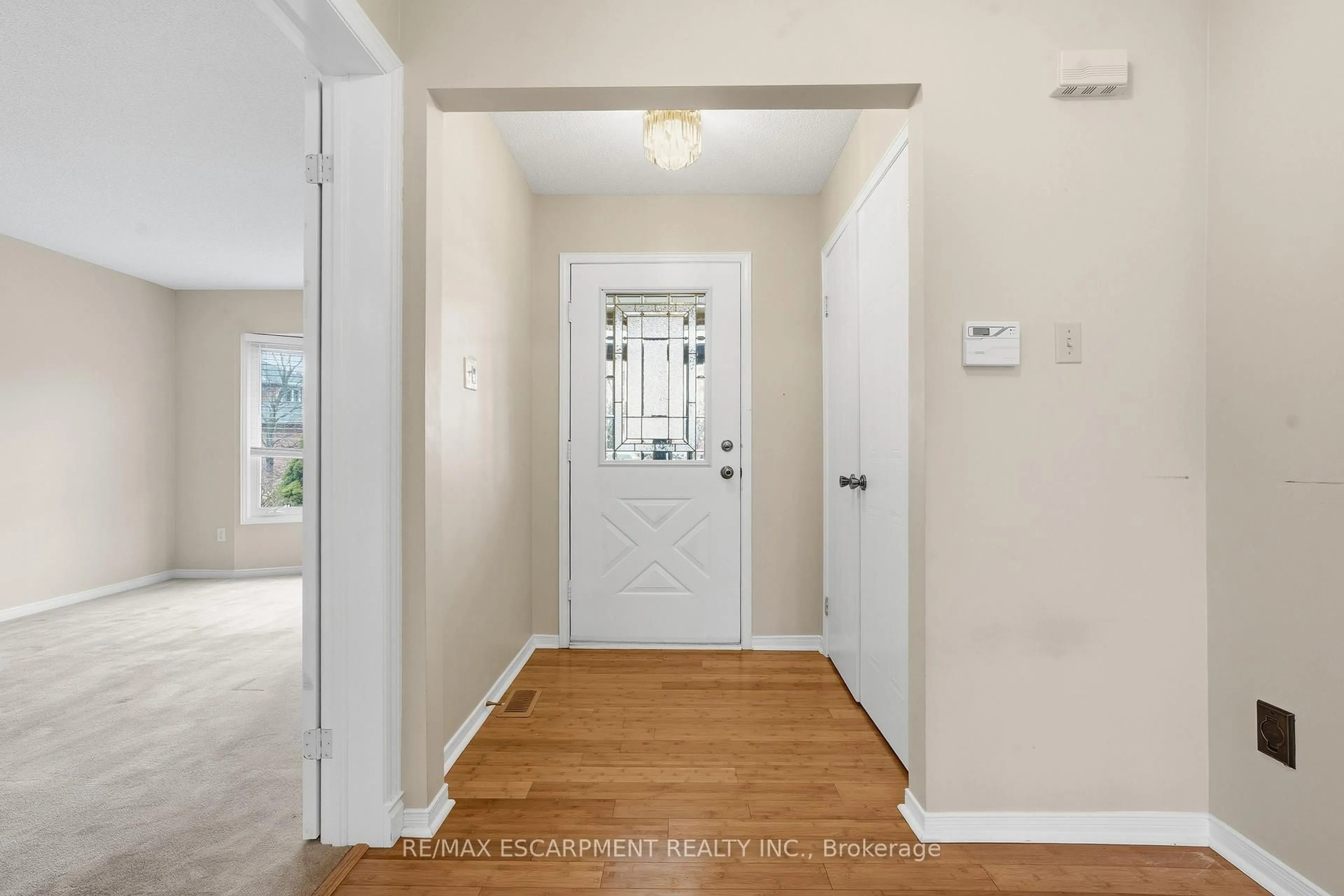 Indoor entryway for 2097 Edgebank Crt, Burlington Ontario L7M 2S8