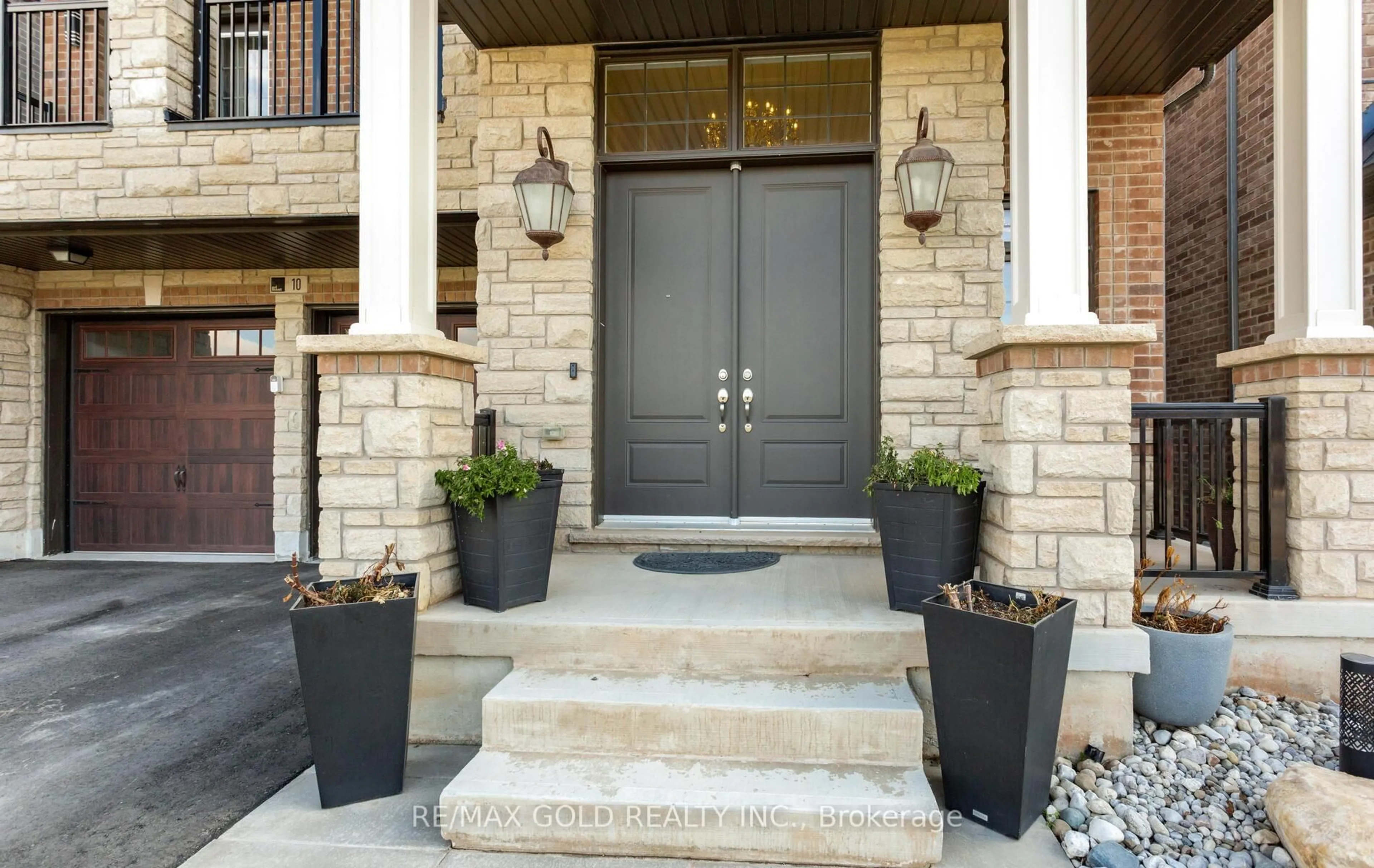 Indoor entryway for 10 Settlers Rd, Oakville Ontario L6H 0Y8
