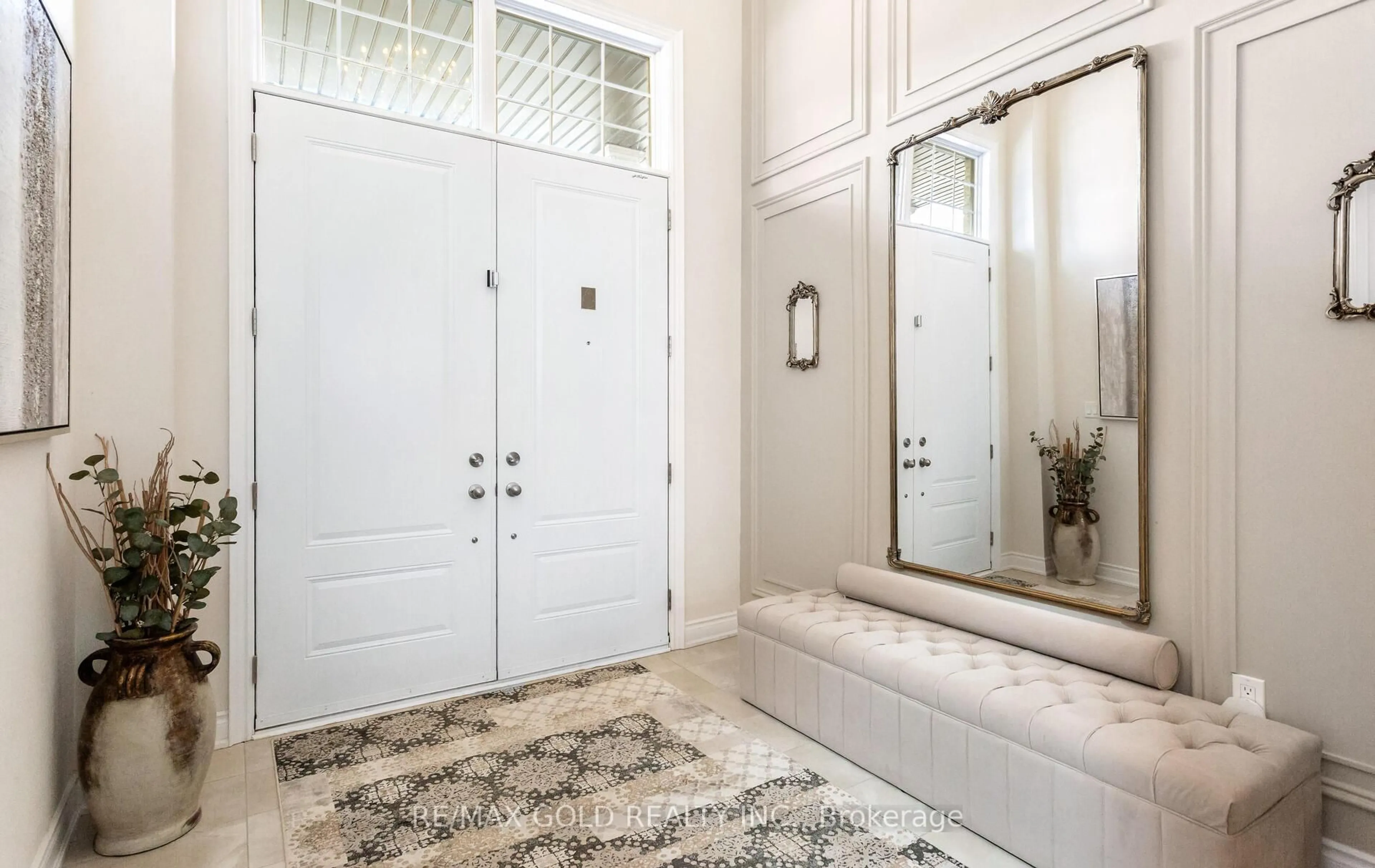Indoor entryway for 10 Settlers Rd, Oakville Ontario L6H 0Y8