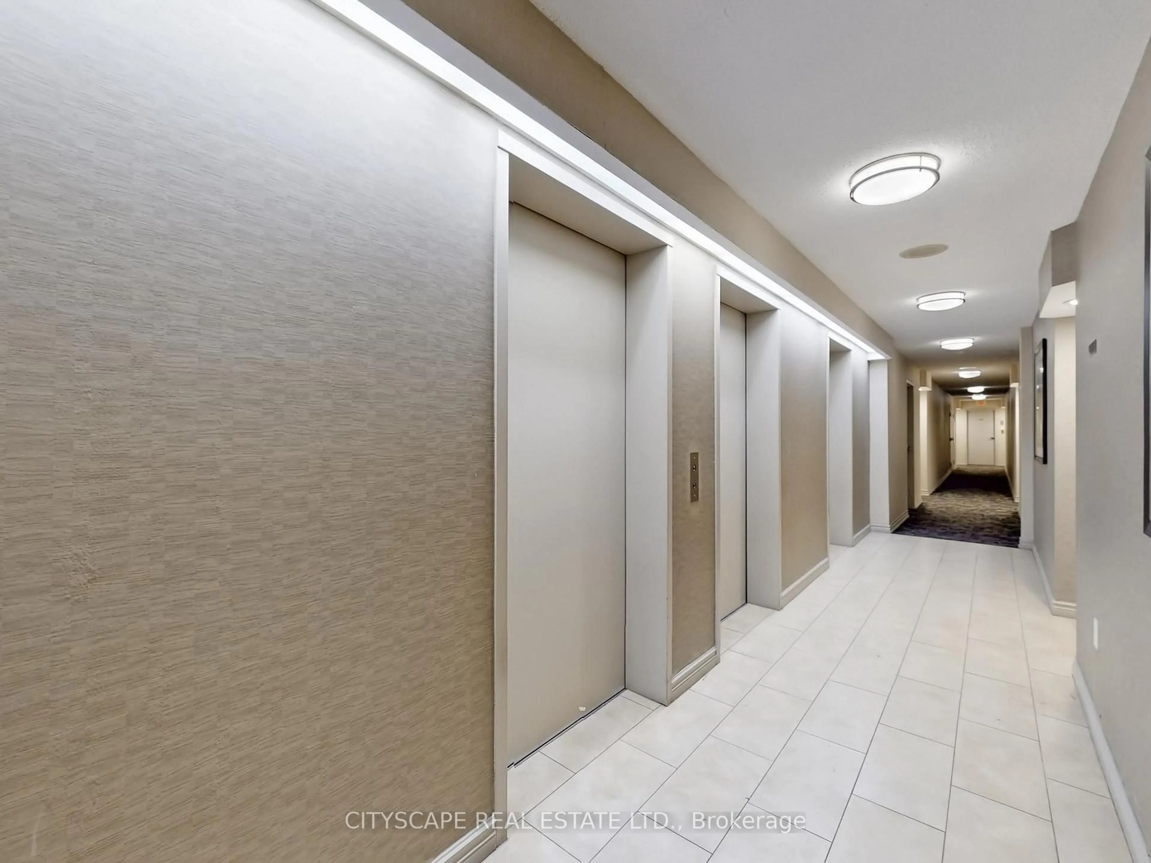 Indoor foyer for 700 Constellation Dr, Mississauga Ontario L5R 3G8