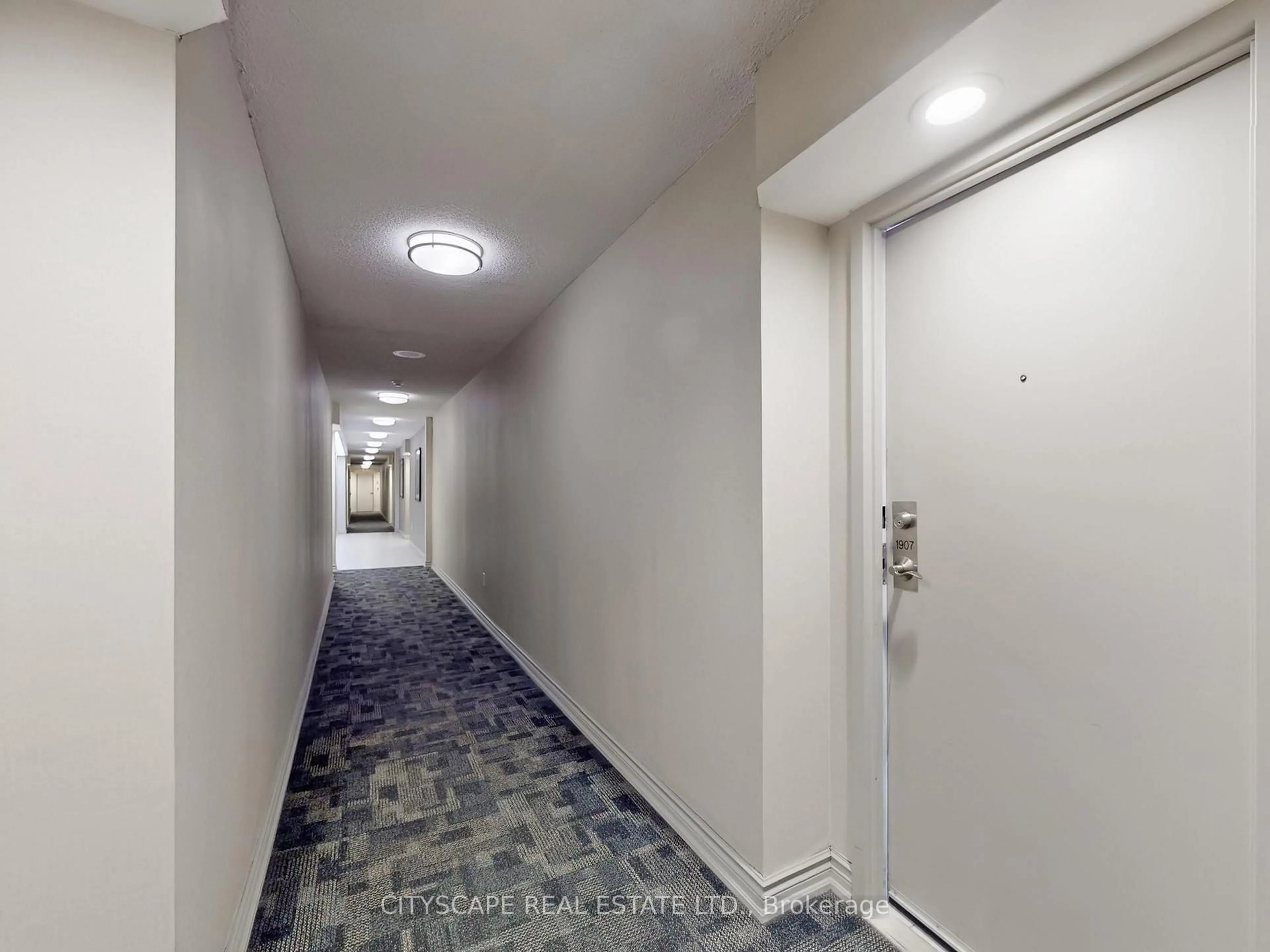 Indoor foyer for 700 Constellation Dr, Mississauga Ontario L5R 3G8