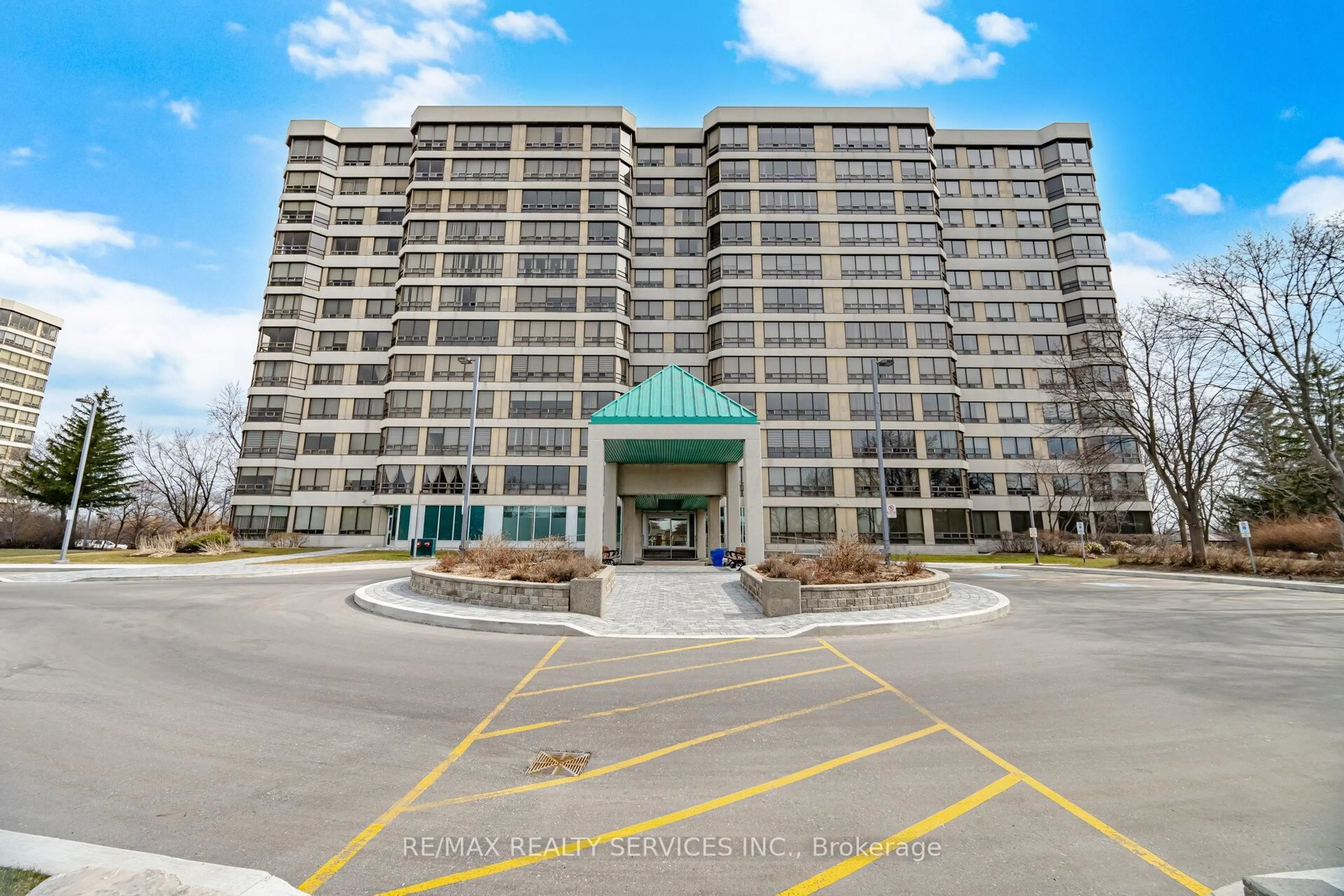Indoor foyer for 330 Mill St #711, Brampton Ontario L6Y 3V3