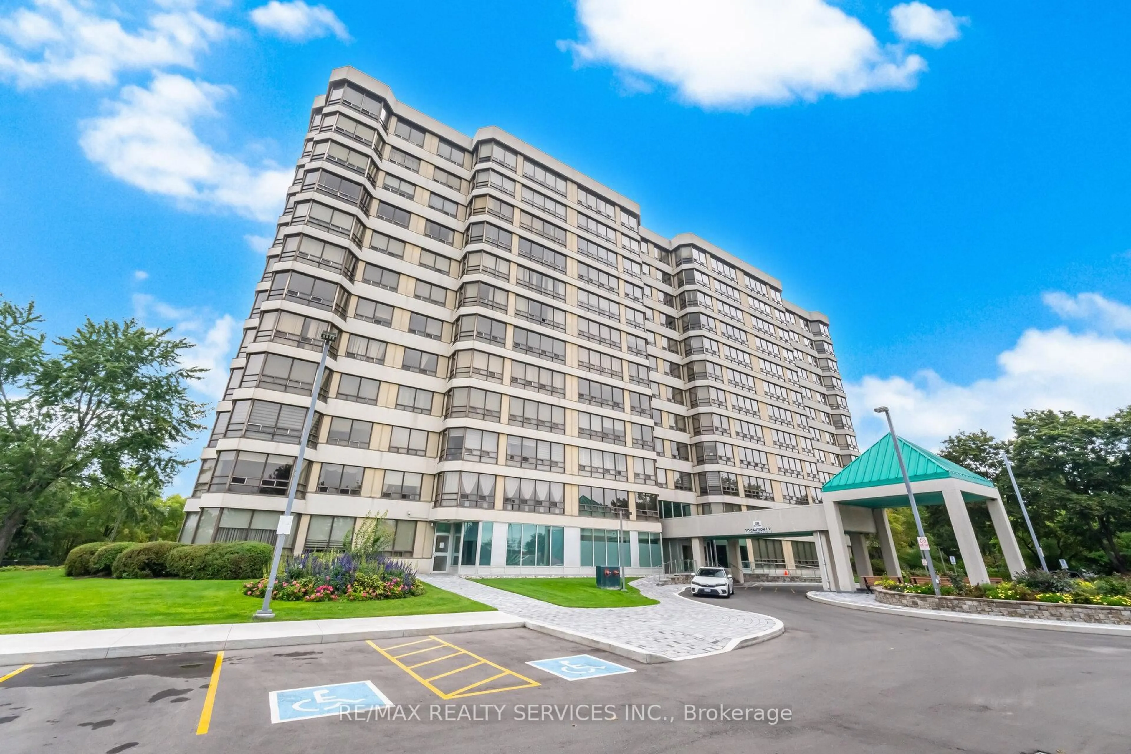 Indoor foyer for 330 Mill St #711, Brampton Ontario L6Y 3V3