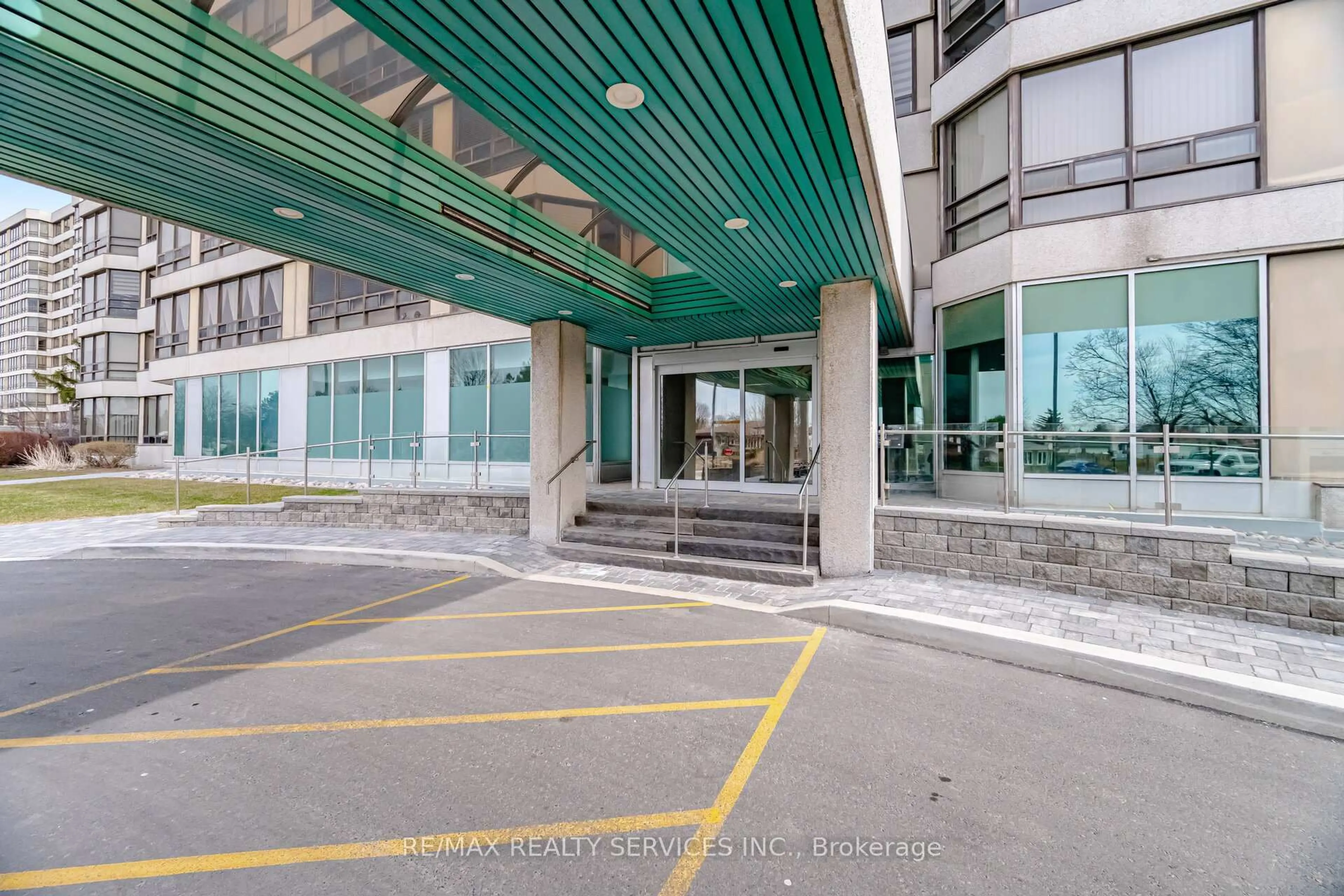 Indoor foyer for 330 Mill St #711, Brampton Ontario L6Y 3V3