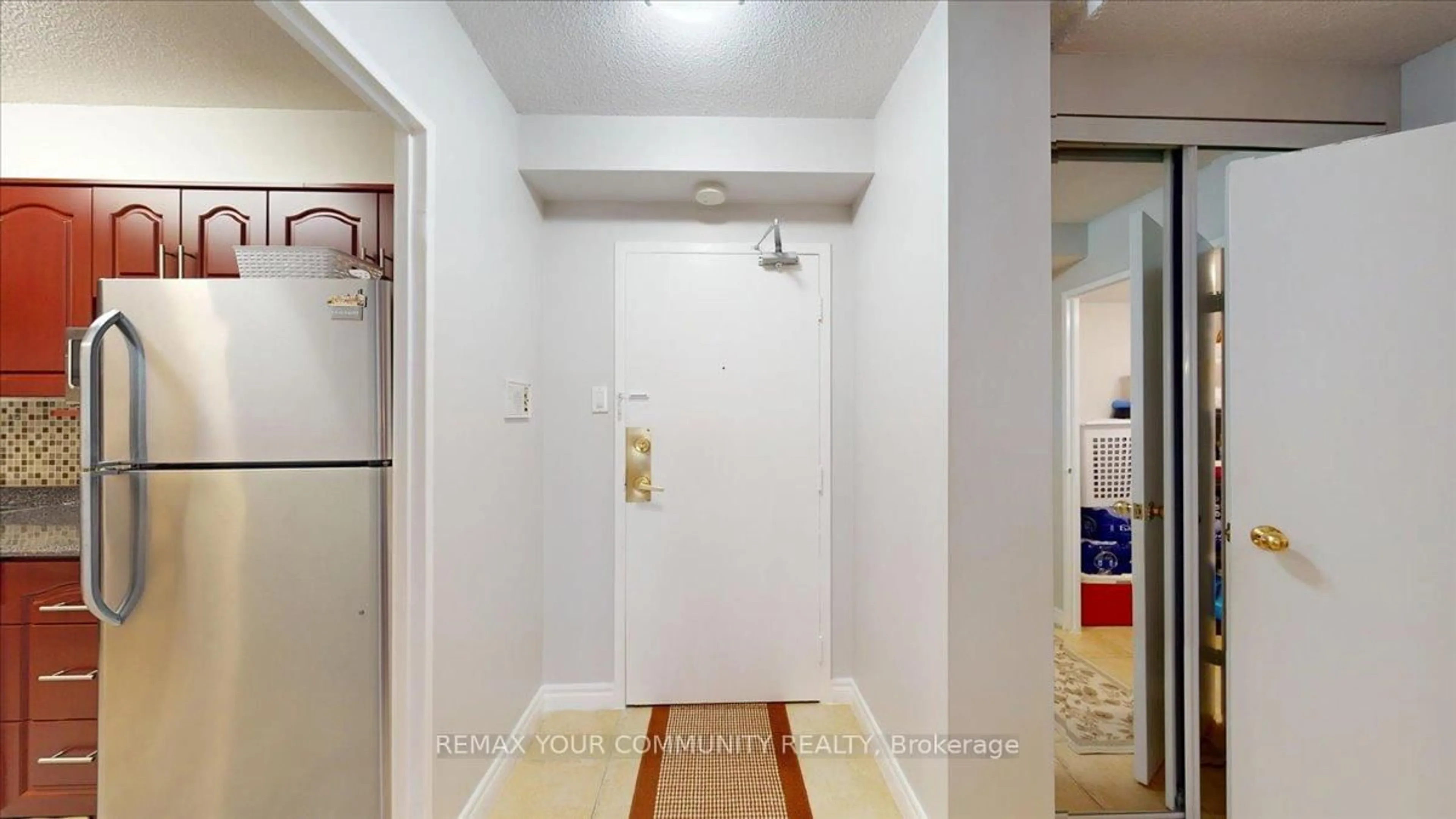 Indoor foyer for 75 Emmett Ave #512, Toronto Ontario M6M 5A7