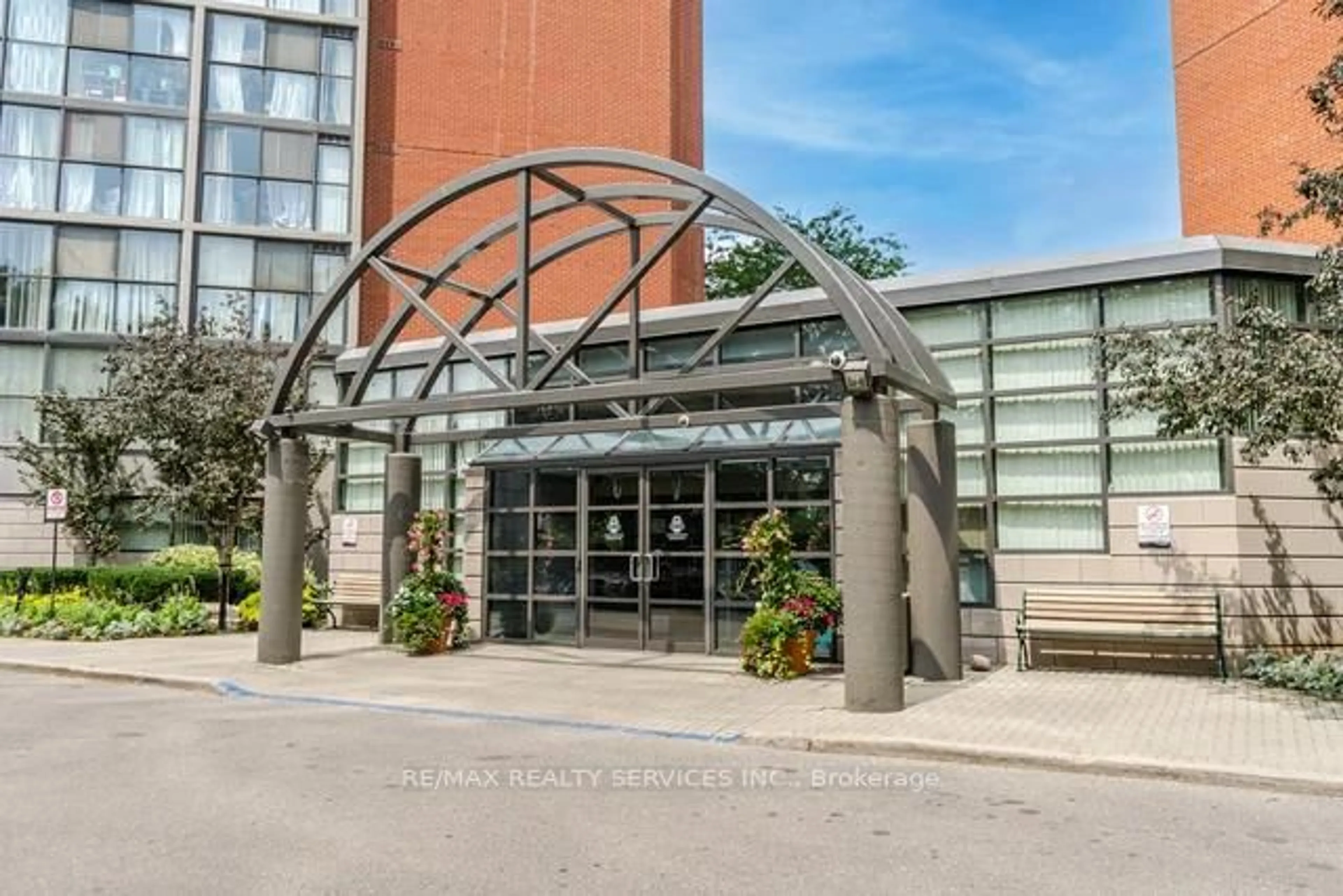Indoor foyer for 4185 Shipp Dr #115, Mississauga Ontario L4Z 2Y8