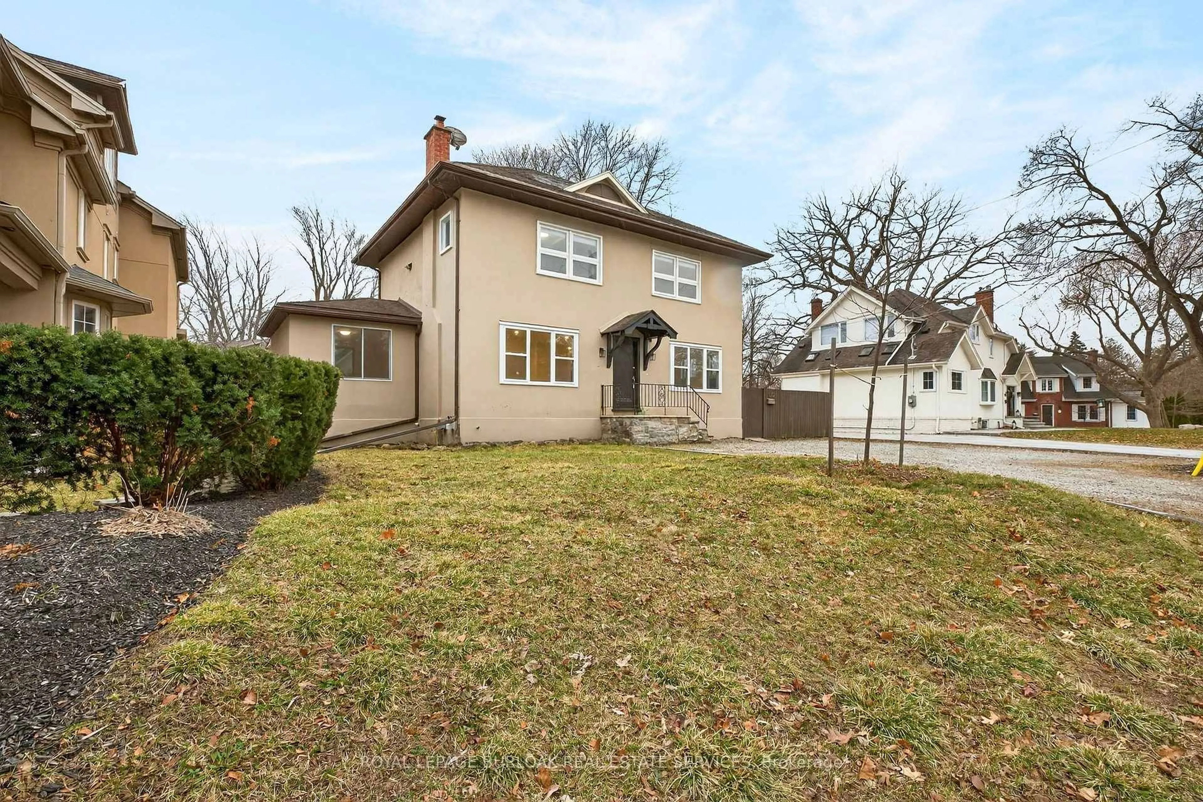 A pic from outside/outdoor area/front of a property/back of a property/a pic from drone, street for 1012 North Shore Blvd, Burlington Ontario L7T 1X7