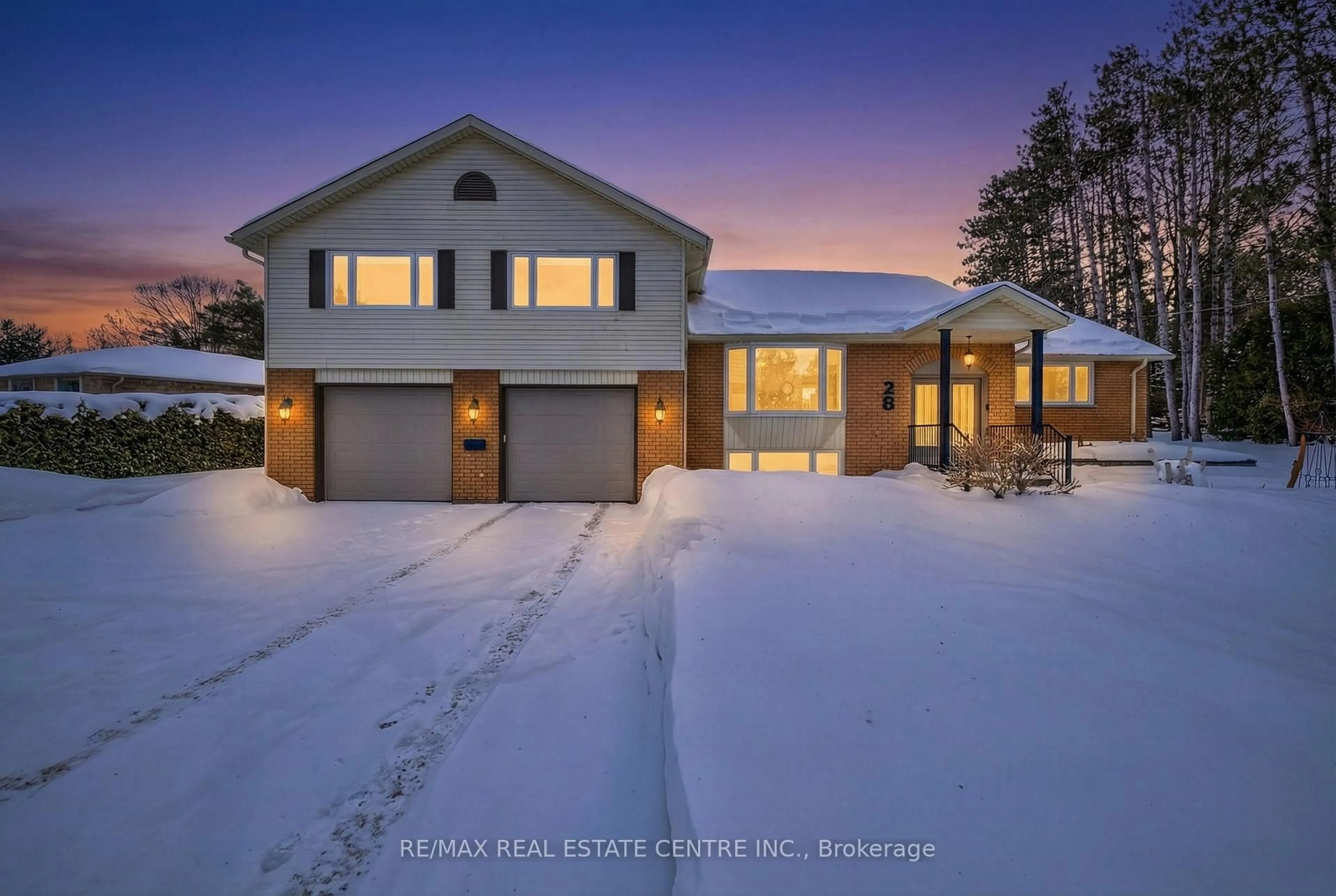 A pic from outside/outdoor area/front of a property/back of a property/a pic from drone, street for 28 Starrview Cres, Orangeville Ontario L9W 3B1