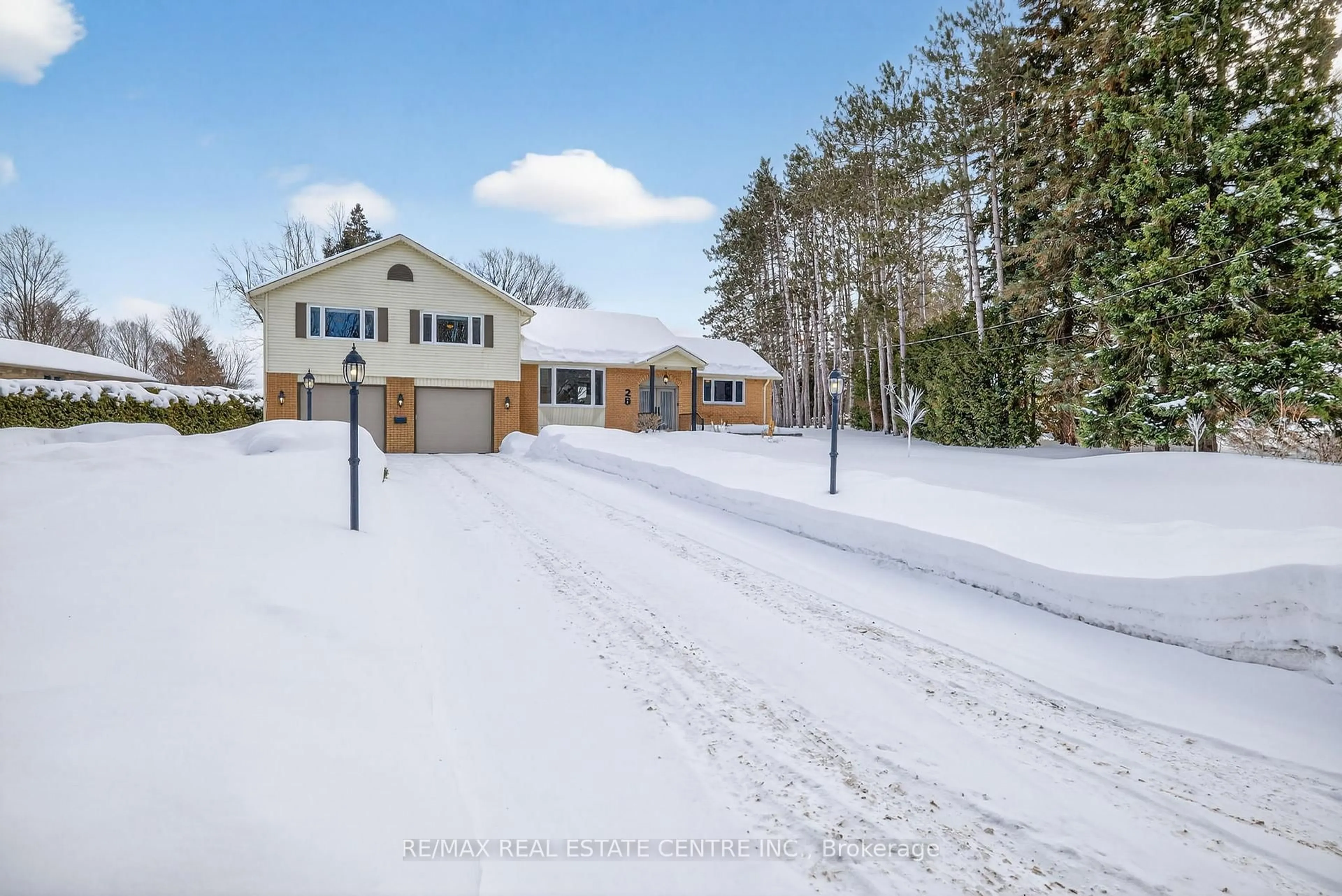 A pic from outside/outdoor area/front of a property/back of a property/a pic from drone, street for 28 Starrview Cres, Orangeville Ontario L9W 3B1