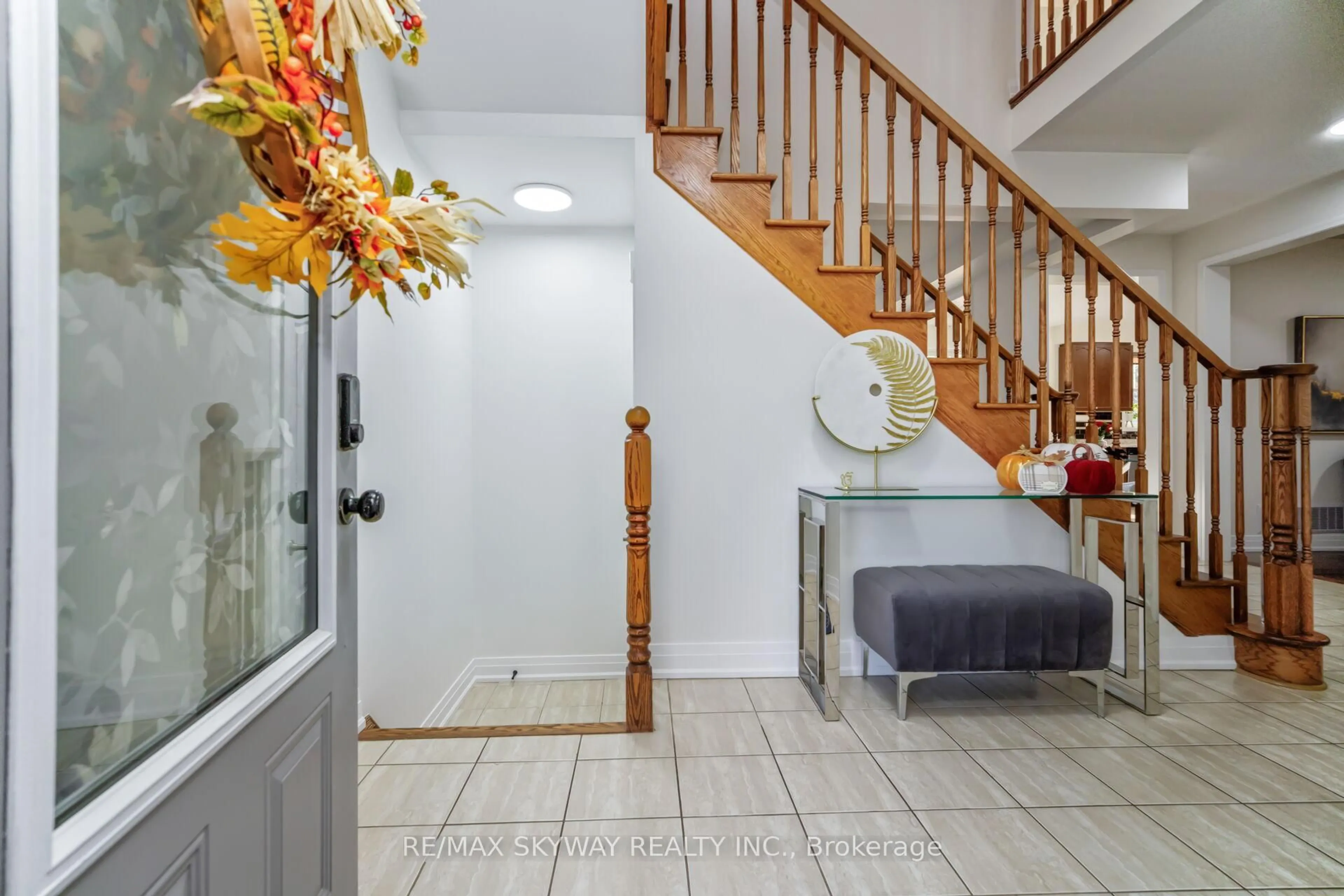 Indoor foyer for 90 Aylesbury Dr, Brampton Ontario L7A 0W3