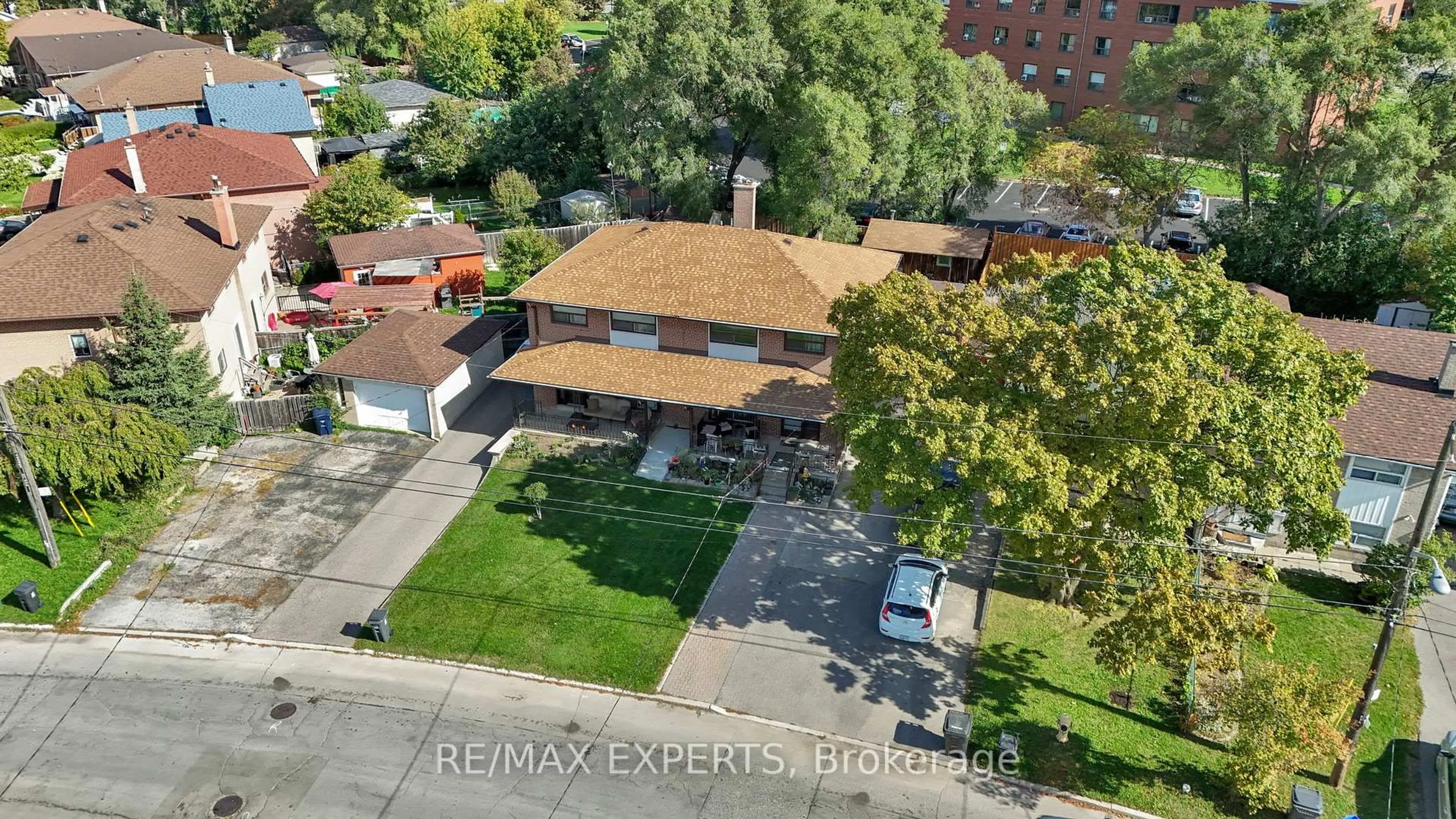 A pic from outside/outdoor area/front of a property/back of a property/a pic from drone, street for 75 St Lucie Dr, Toronto Ontario M9M 1T1