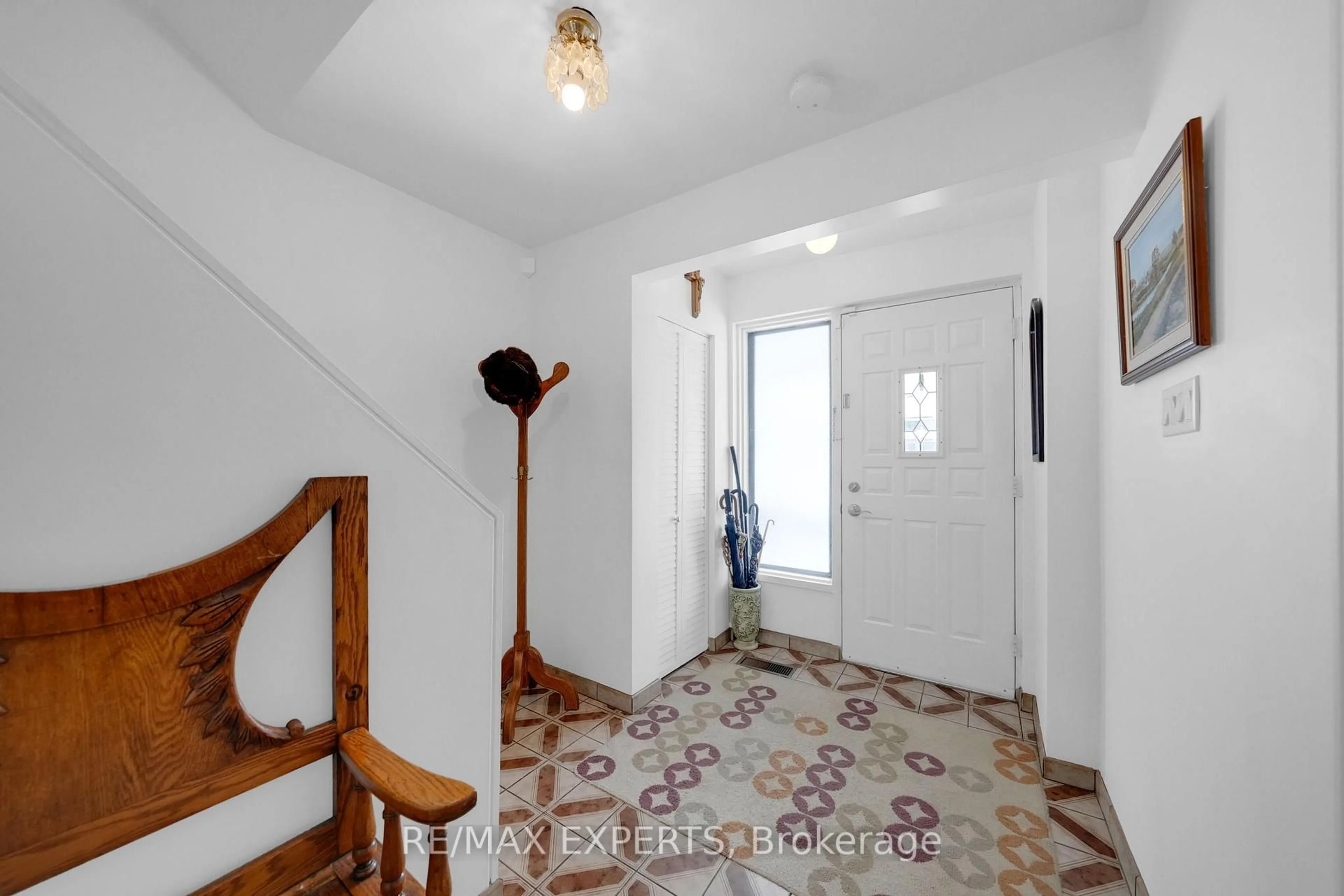 Indoor foyer for 75 St Lucie Dr, Toronto Ontario M9M 1T1