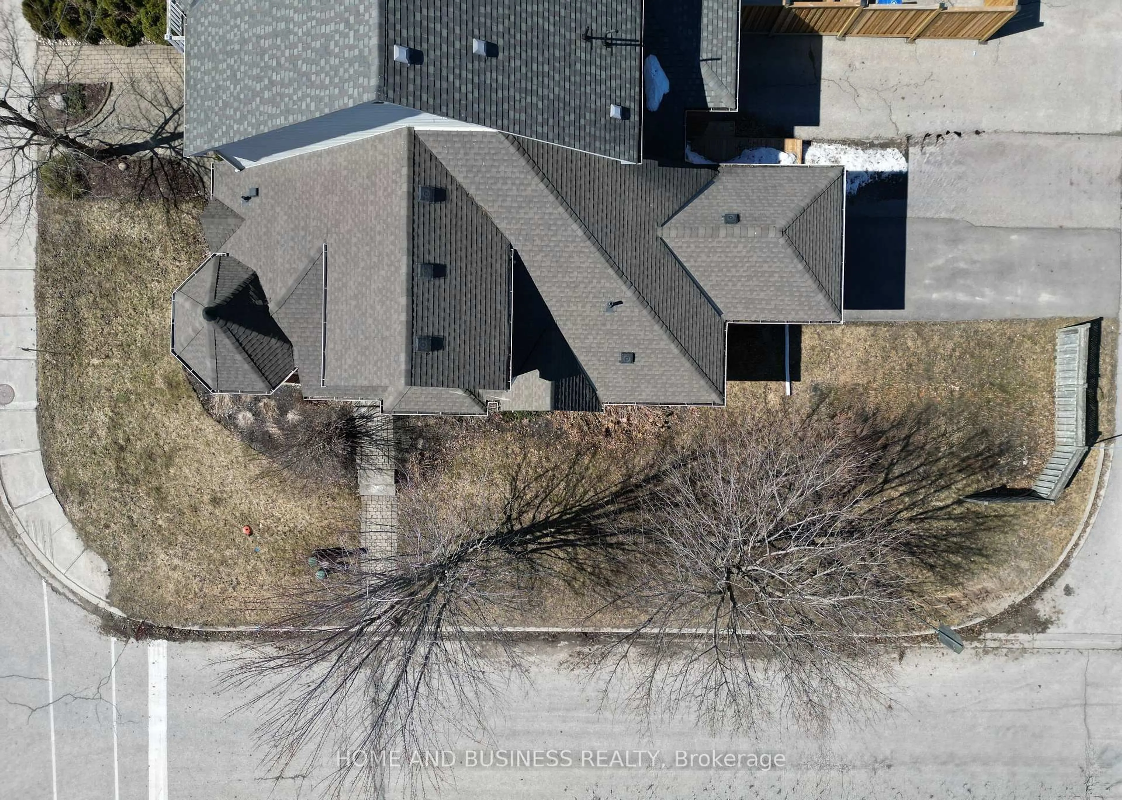 A pic from outside/outdoor area/front of a property/back of a property/a pic from drone, street for 91 Montgomery Blvd, Orangeville Ontario L9W 5H6
