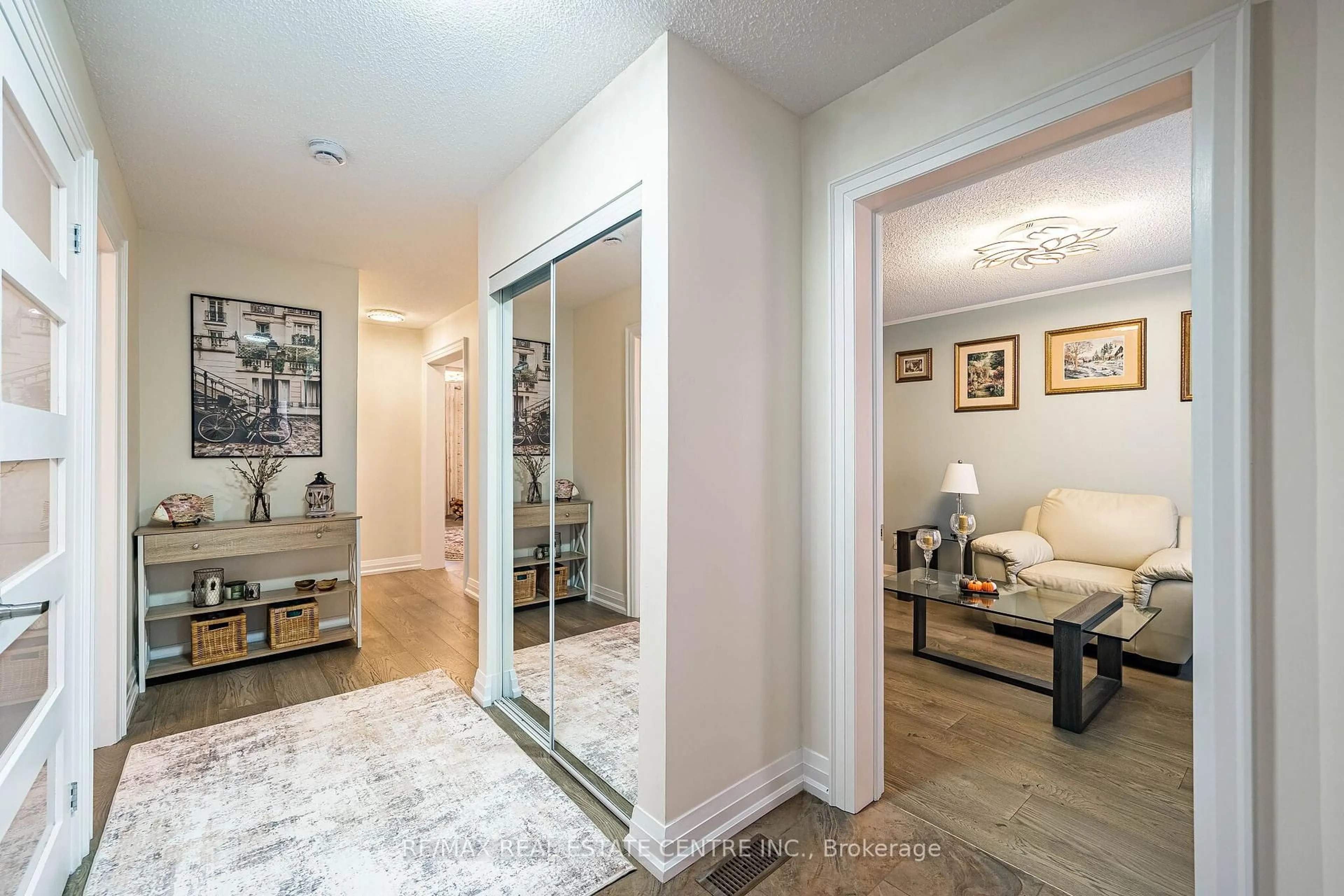 Indoor entryway for 6340 Longspur Rd, Mississauga Ontario L5N 6G8