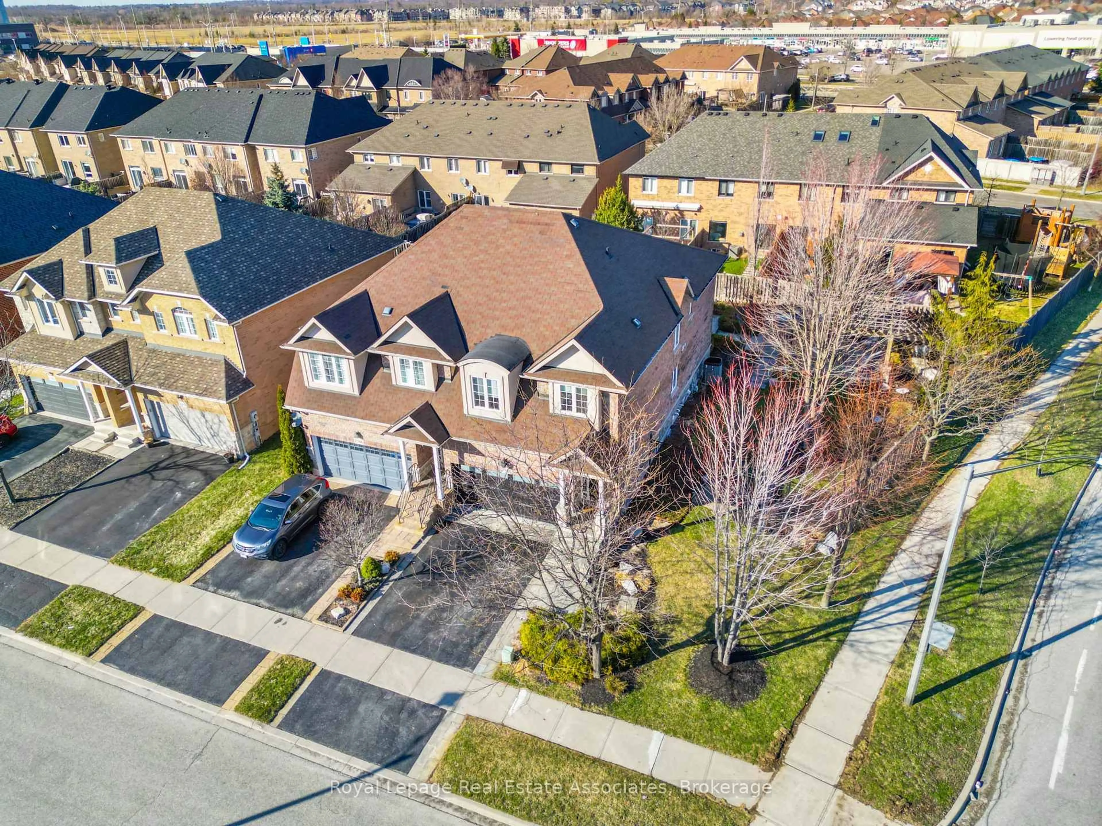 A pic from outside/outdoor area/front of a property/back of a property/a pic from drone, street for 2388 Stone Glen Cres, Oakville Ontario L6M 0C7