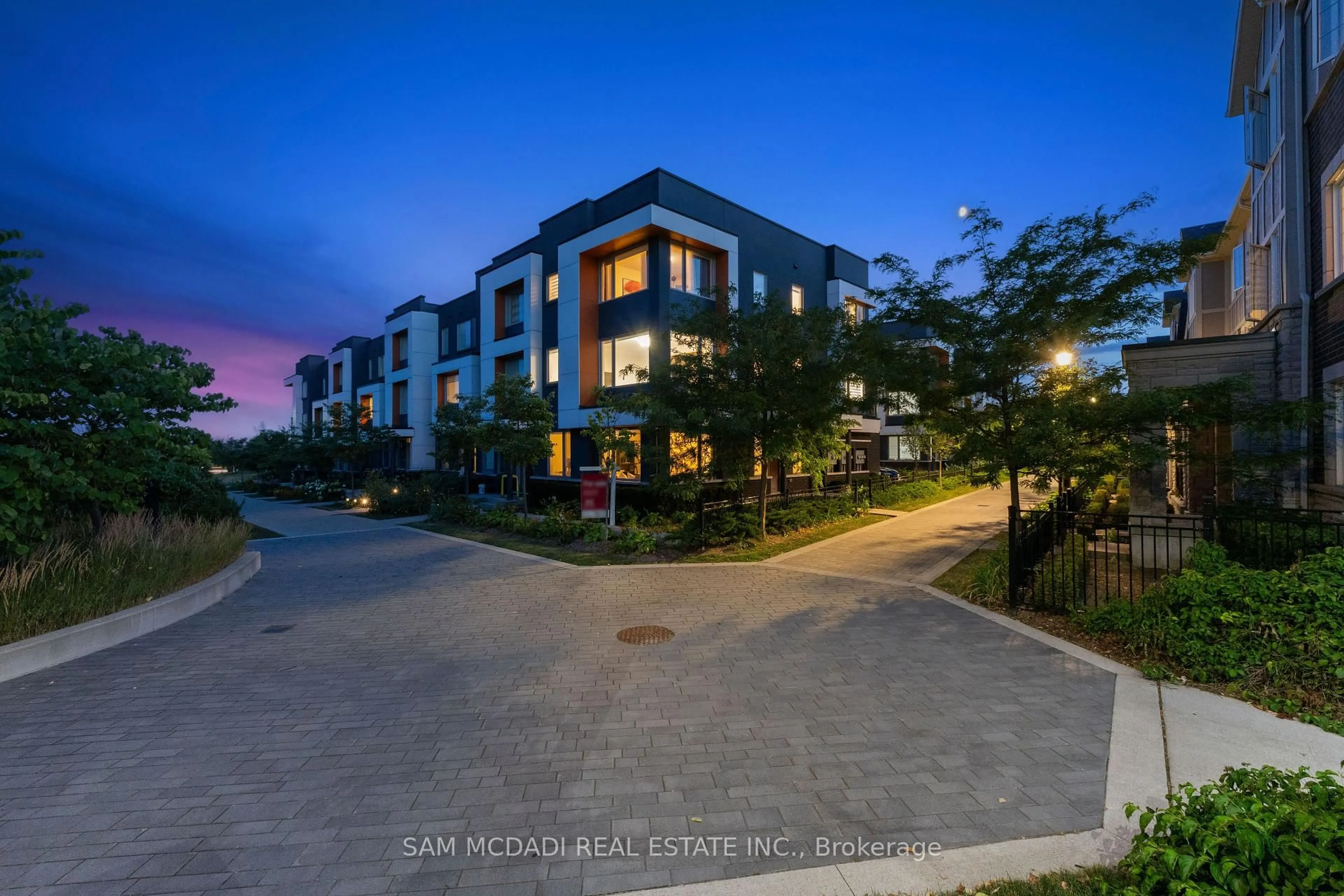 A pic from outside/outdoor area/front of a property/back of a property/a pic from drone, street for 3006 Creekshore Common #34, Oakville Ontario L6M 0Y6