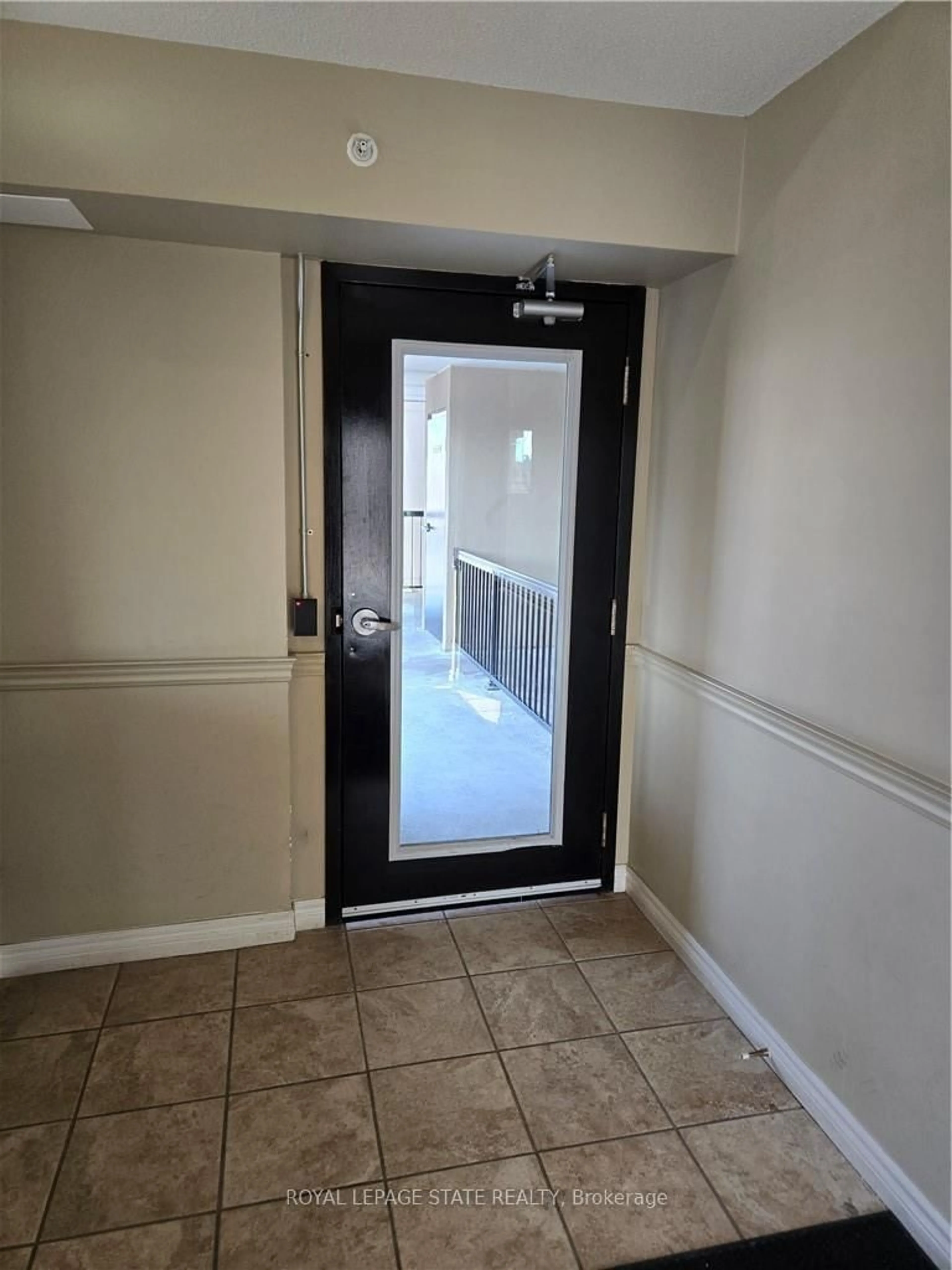 Indoor foyer for 1390 Main St #305, Milton Ontario L9T 7S9
