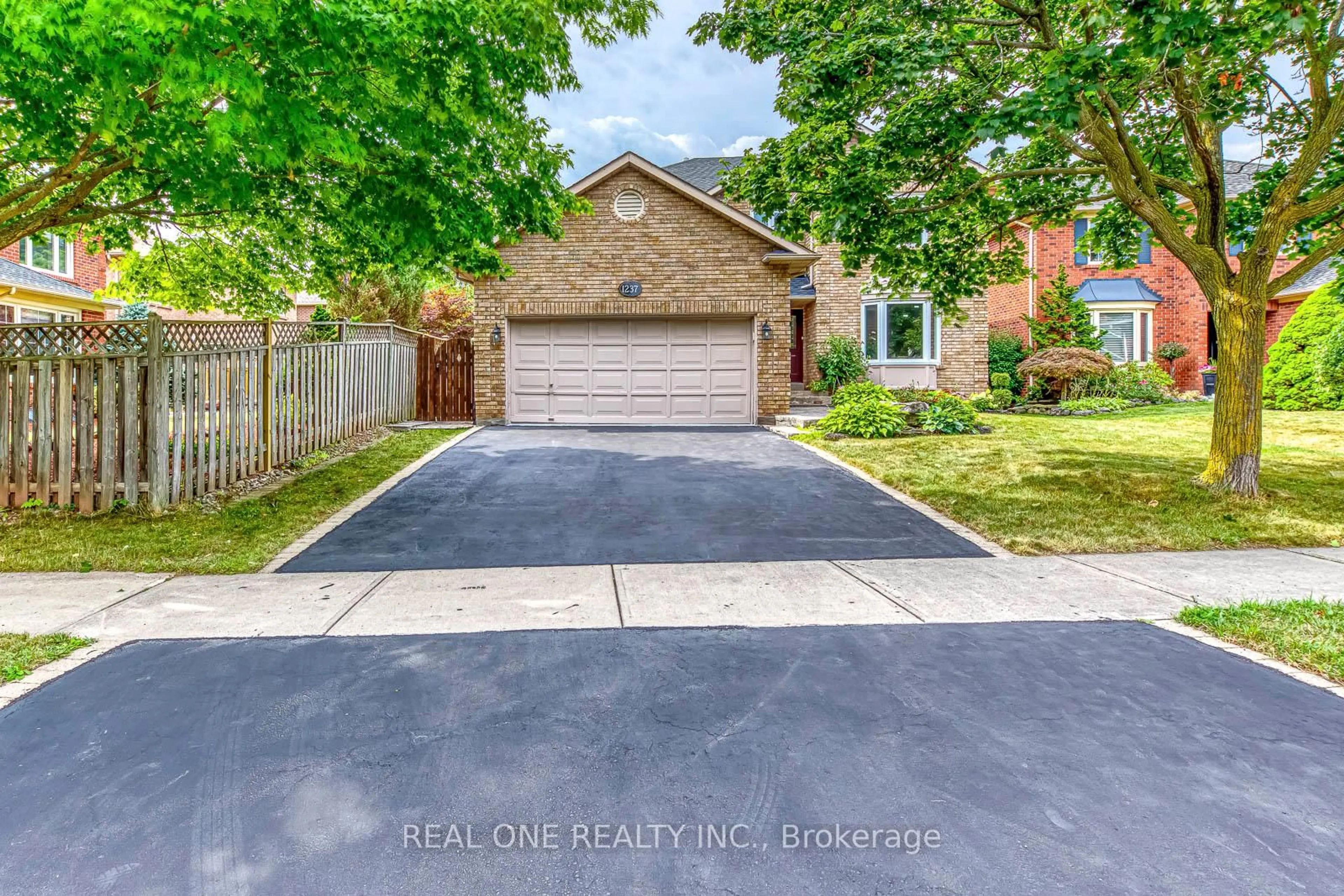 A pic from outside/outdoor area/front of a property/back of a property/a pic from drone, street for 1237 Woodview Dr, Oakville Ontario L6M 2M5