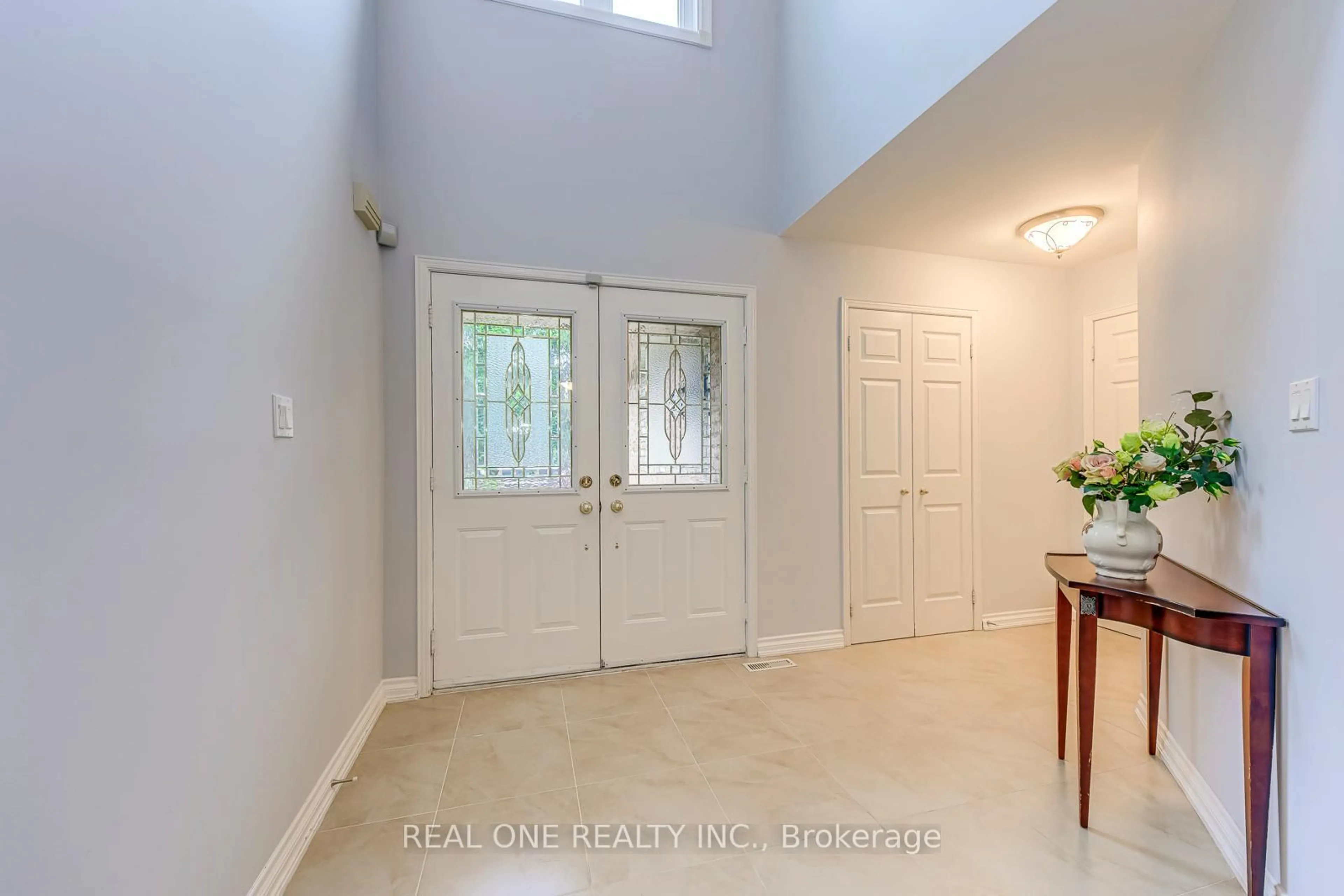 Indoor entryway for 1237 Woodview Dr, Oakville Ontario L6M 2M5