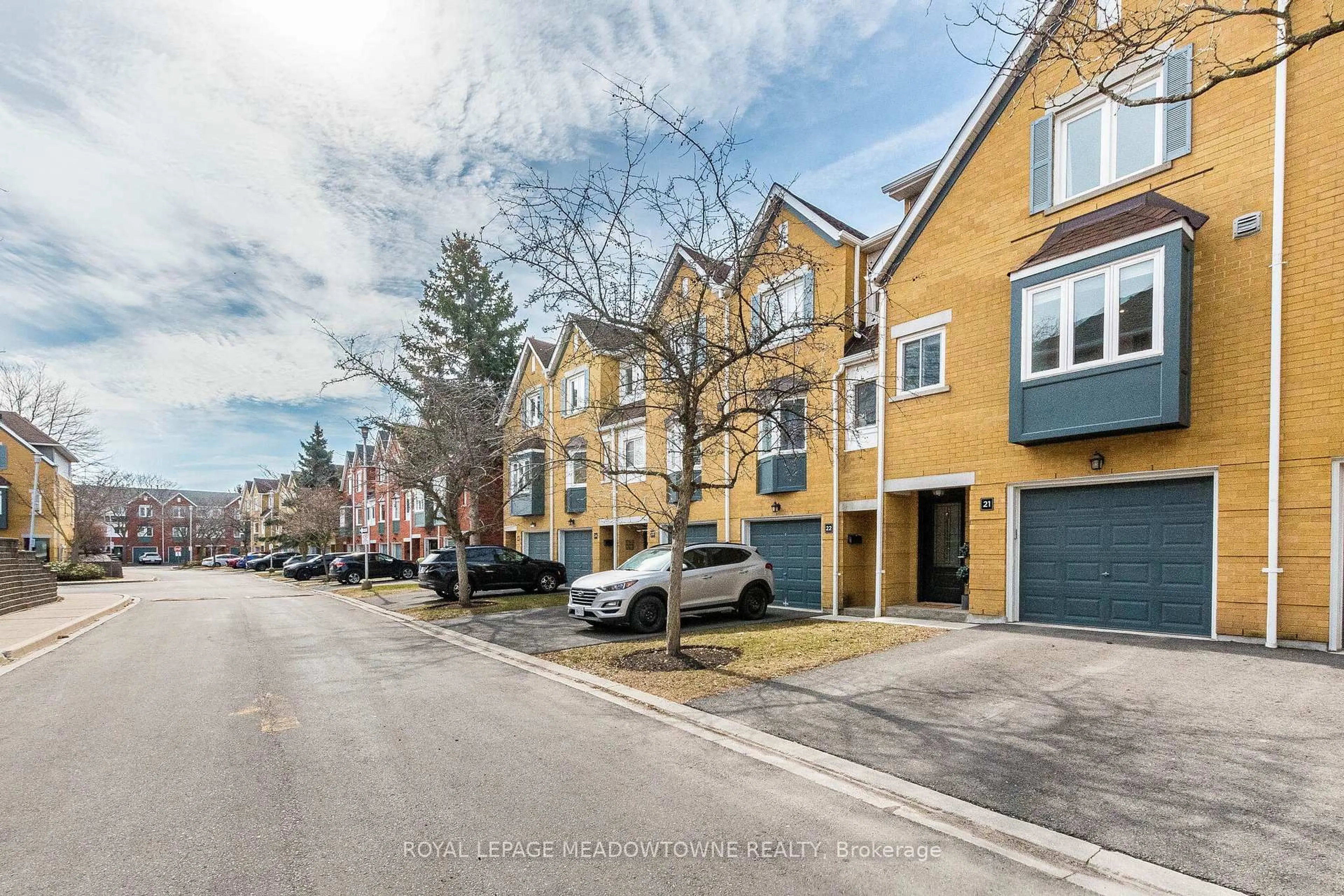 A pic from outside/outdoor area/front of a property/back of a property/a pic from drone, street for 2300 Brays Lane #21, Oakville Ontario L6M 3J9