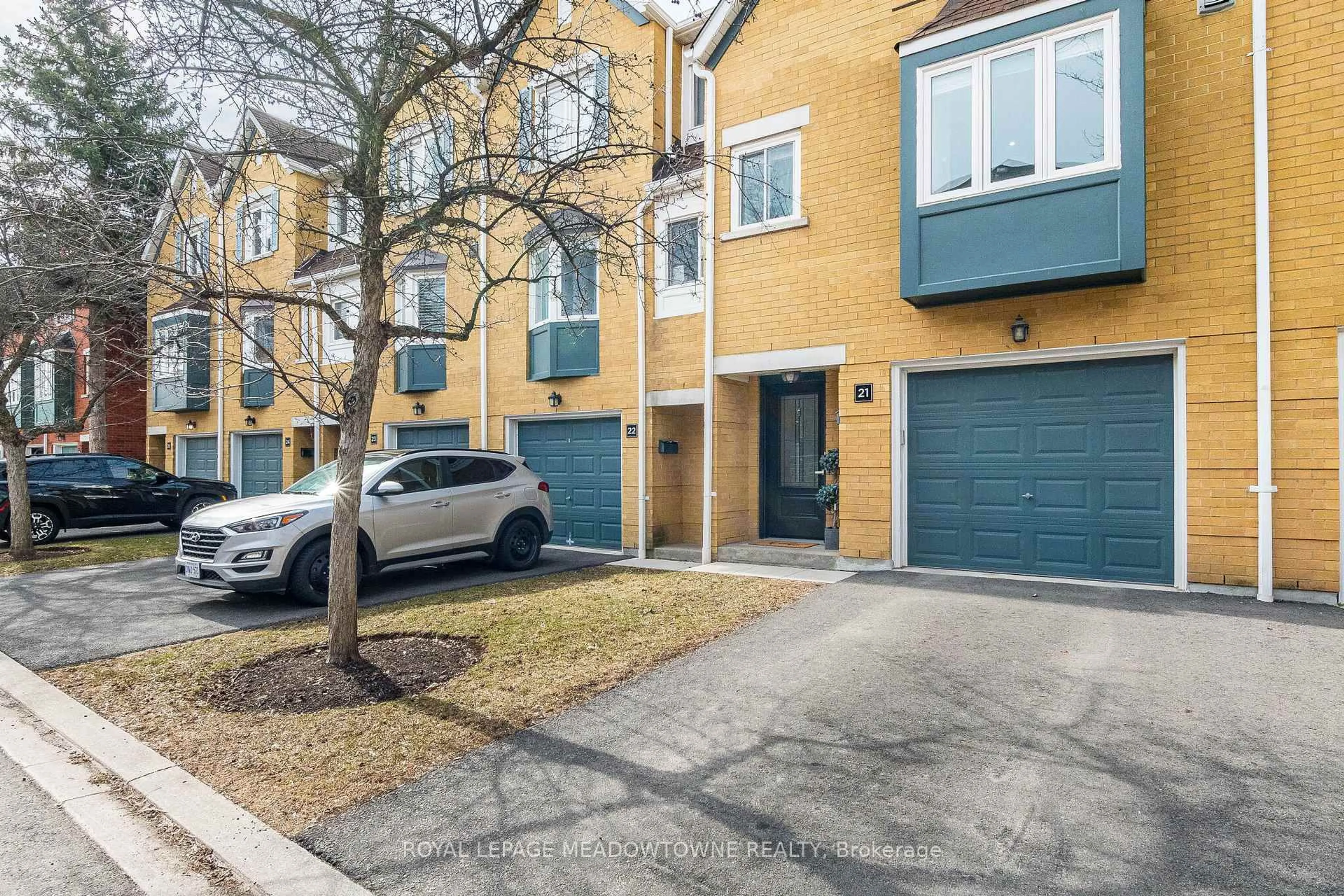 A pic from outside/outdoor area/front of a property/back of a property/a pic from drone, street for 2300 Brays Lane #21, Oakville Ontario L6M 3J9