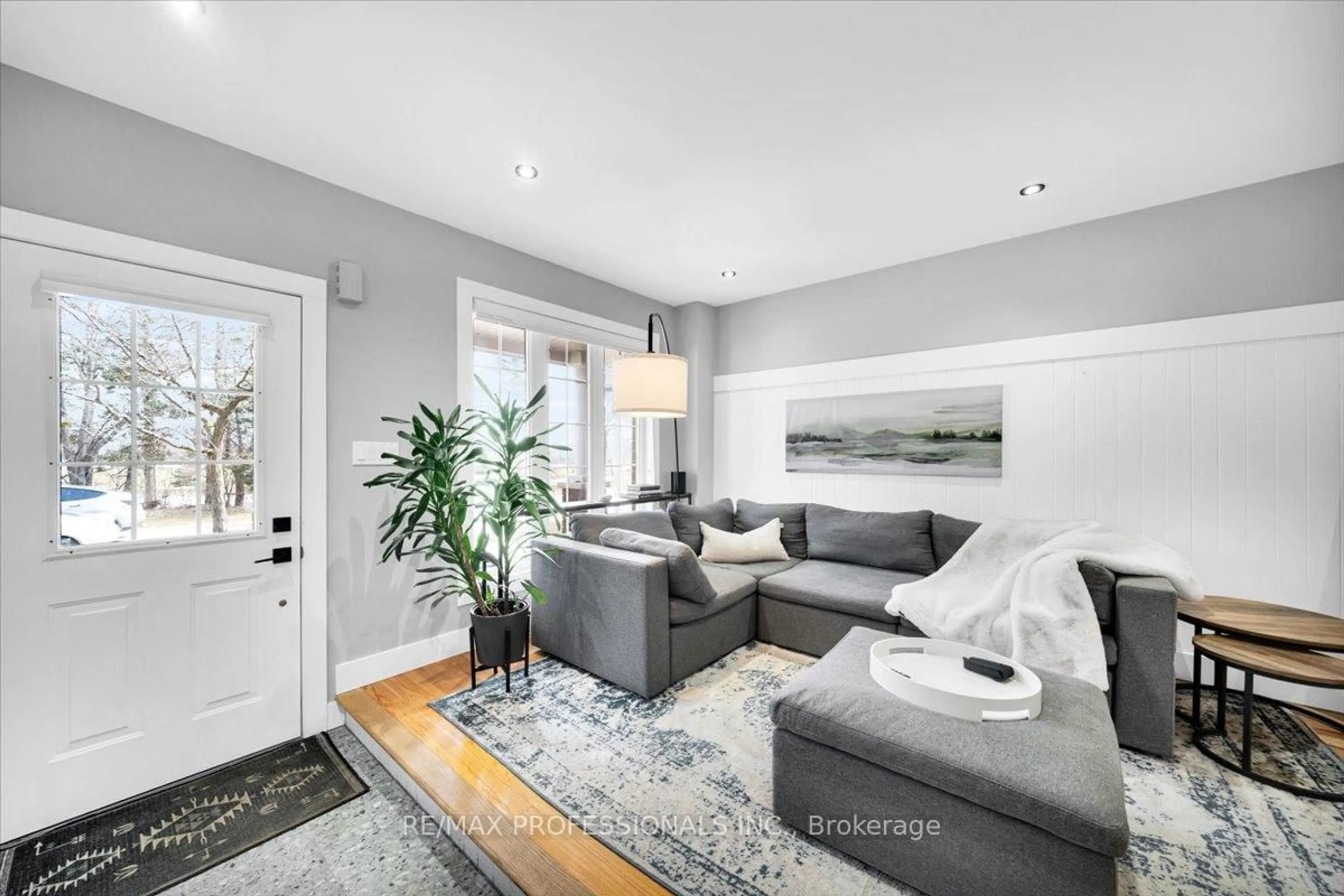 Living room with furniture, unknown for 514 Thelma St, Burlington Ontario L7L 6W8