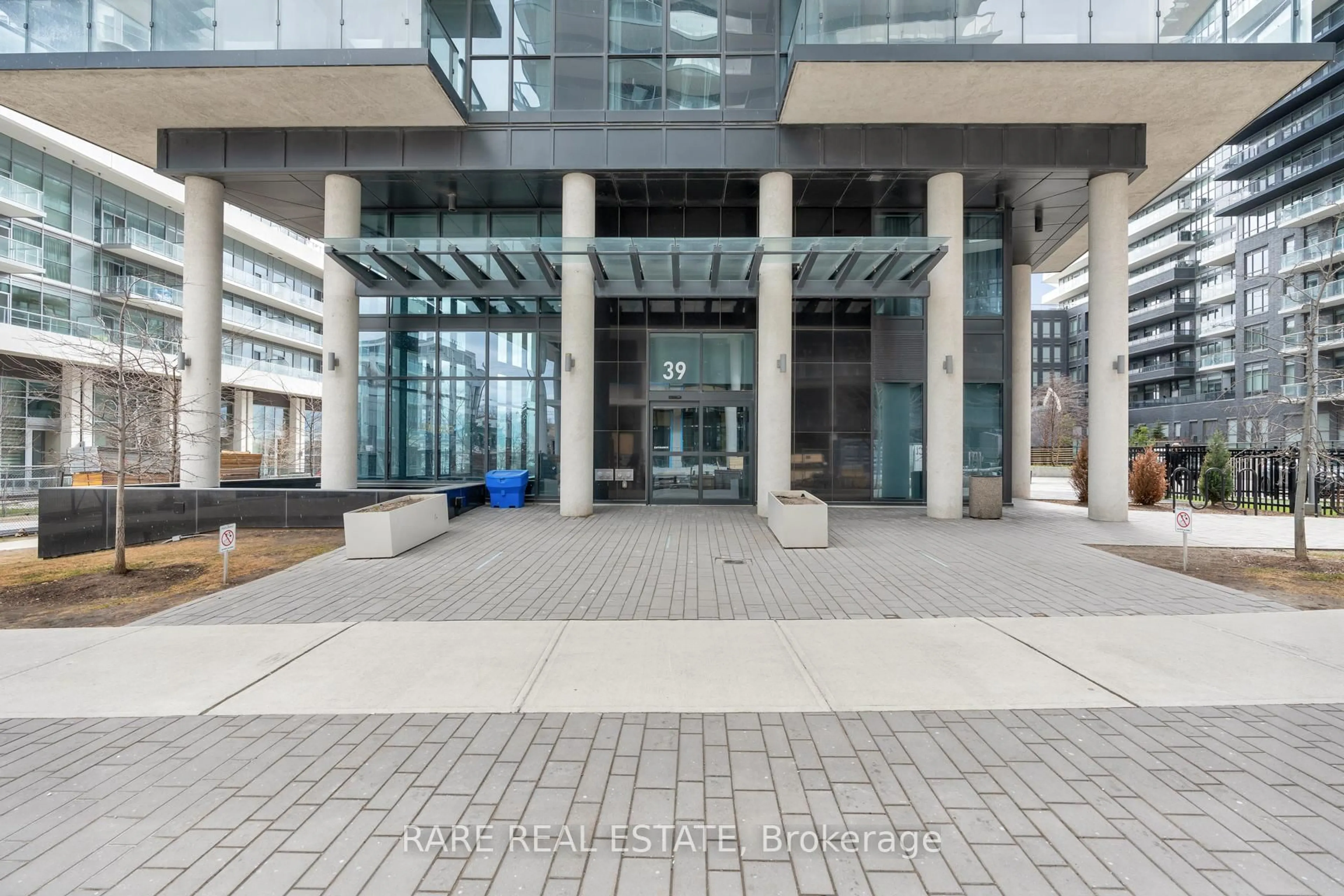 Indoor foyer for 39 Annie Craig Dr #910, Toronto Ontario M8V 0H1