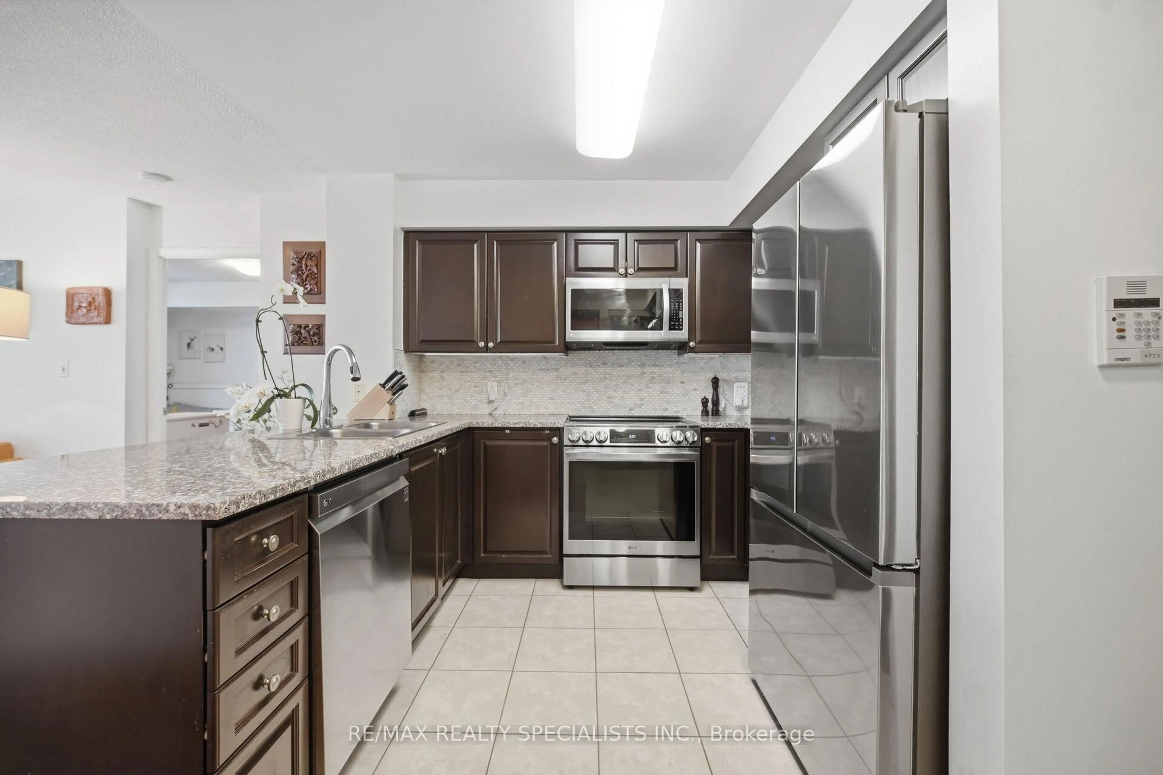 Standard kitchen, ceramic/tile floor for 335 Rathburn Rd #707, Mississauga Ontario L5B 0C8