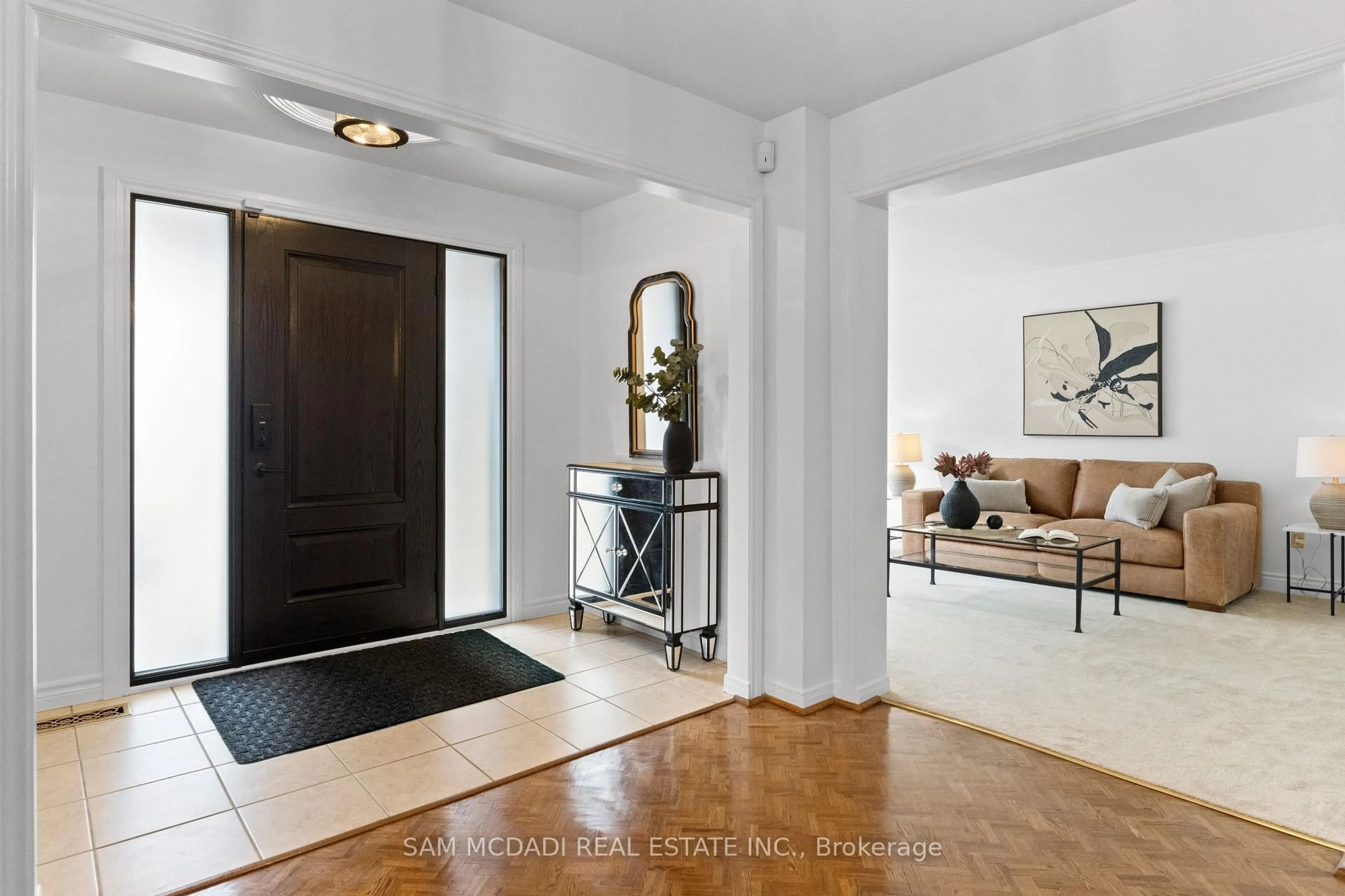 Indoor entryway for 1653 Sherwood Forrest Circ, Mississauga Ontario L5K 2G8