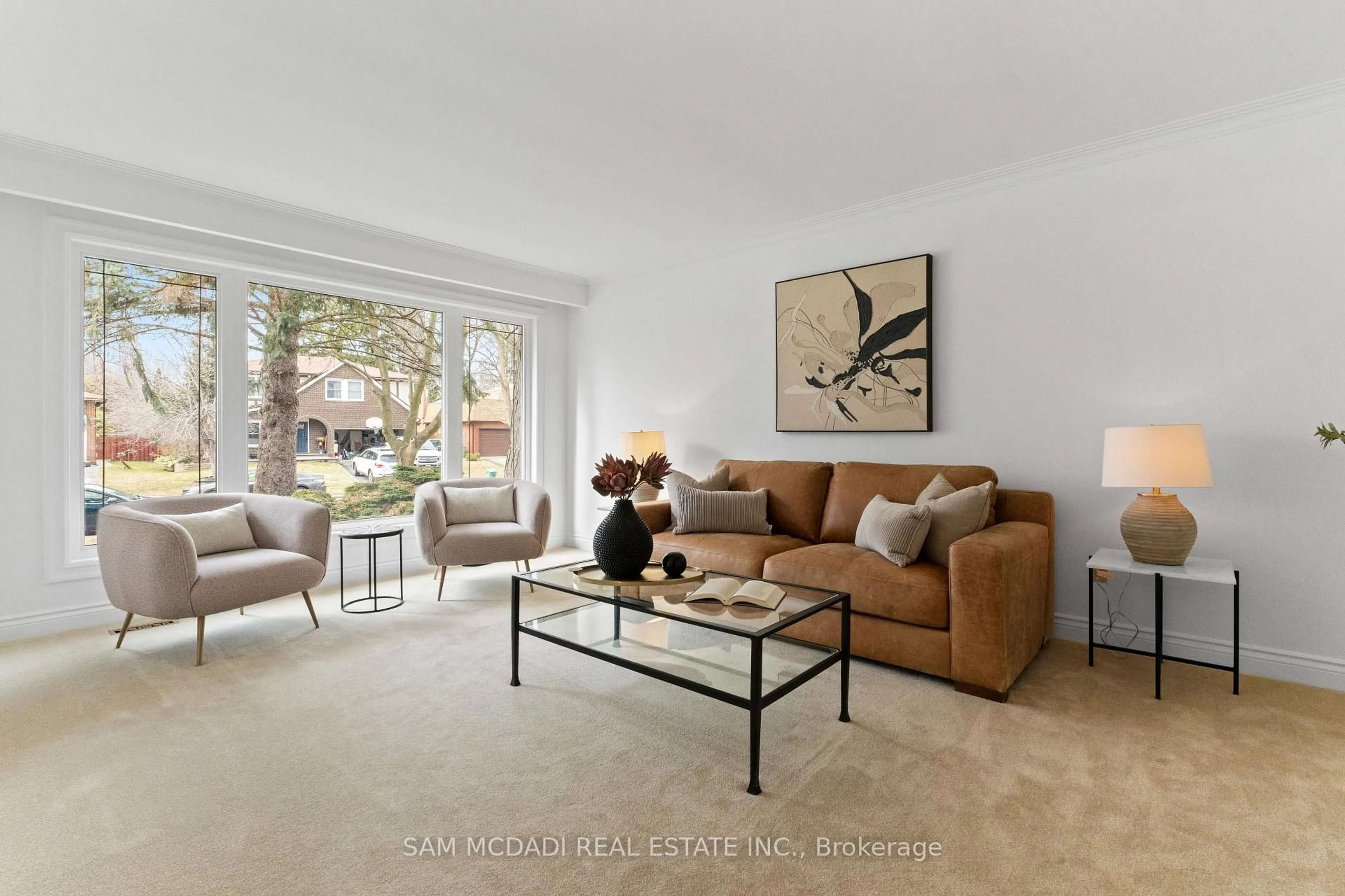 Living room with furniture, unknown for 1653 Sherwood Forrest Circ, Mississauga Ontario L5K 2G8