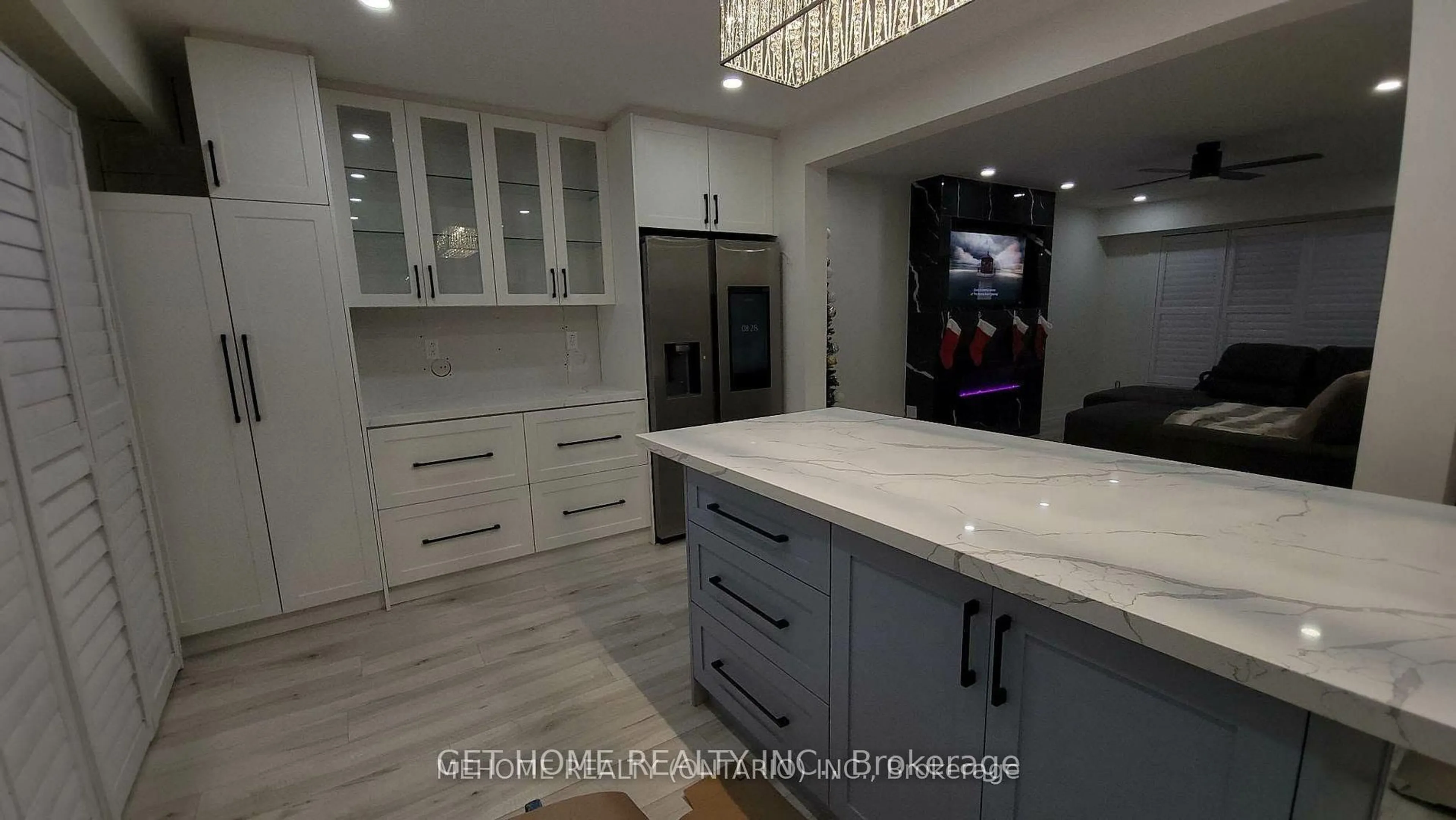 Open concept kitchen, ceramic/tile floor for 7 Merrydrew Crt, Mississauga Ontario L5M 1W6