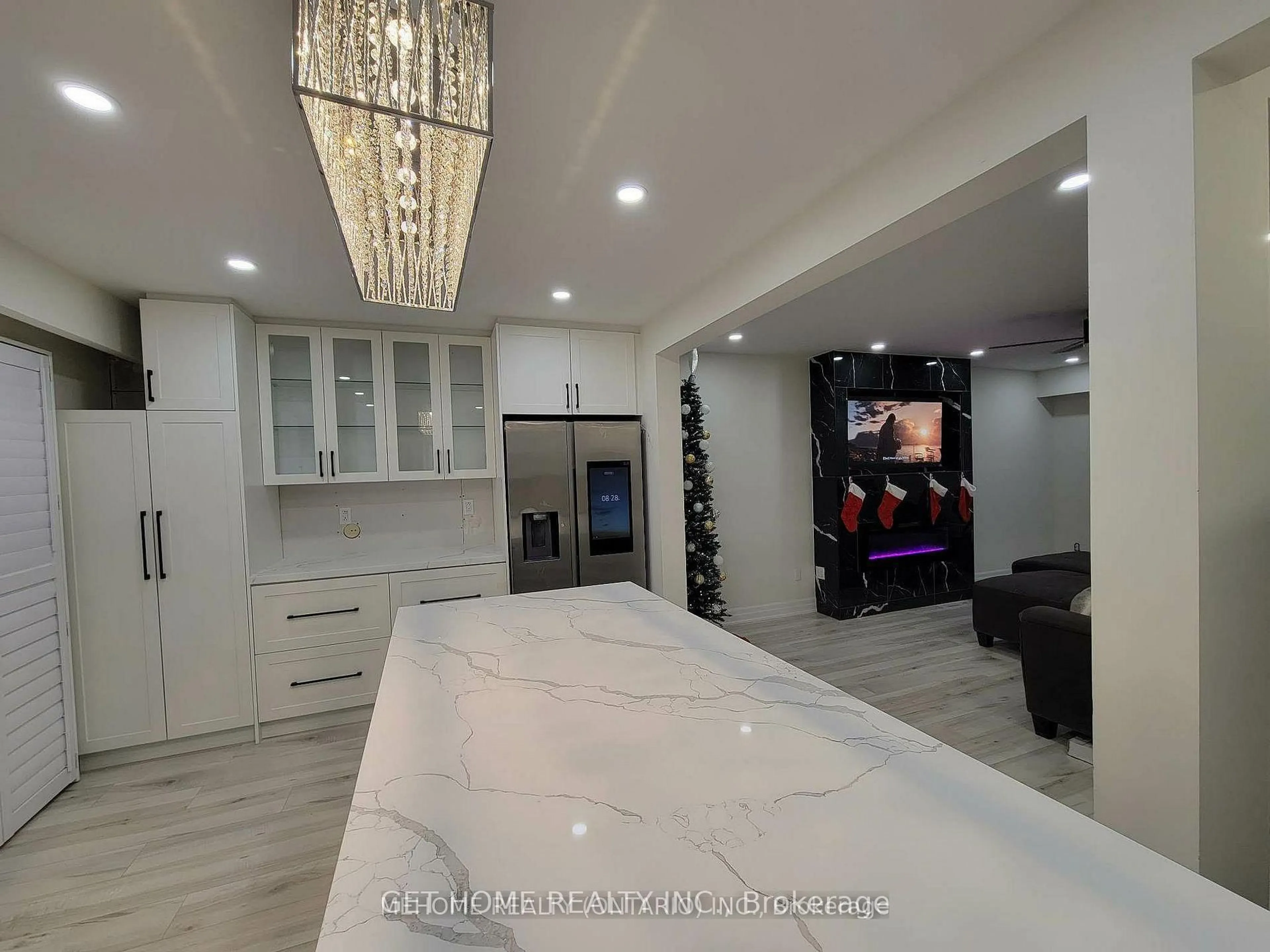 Open concept kitchen, ceramic/tile floor for 7 Merrydrew Crt, Mississauga Ontario L5M 1W6