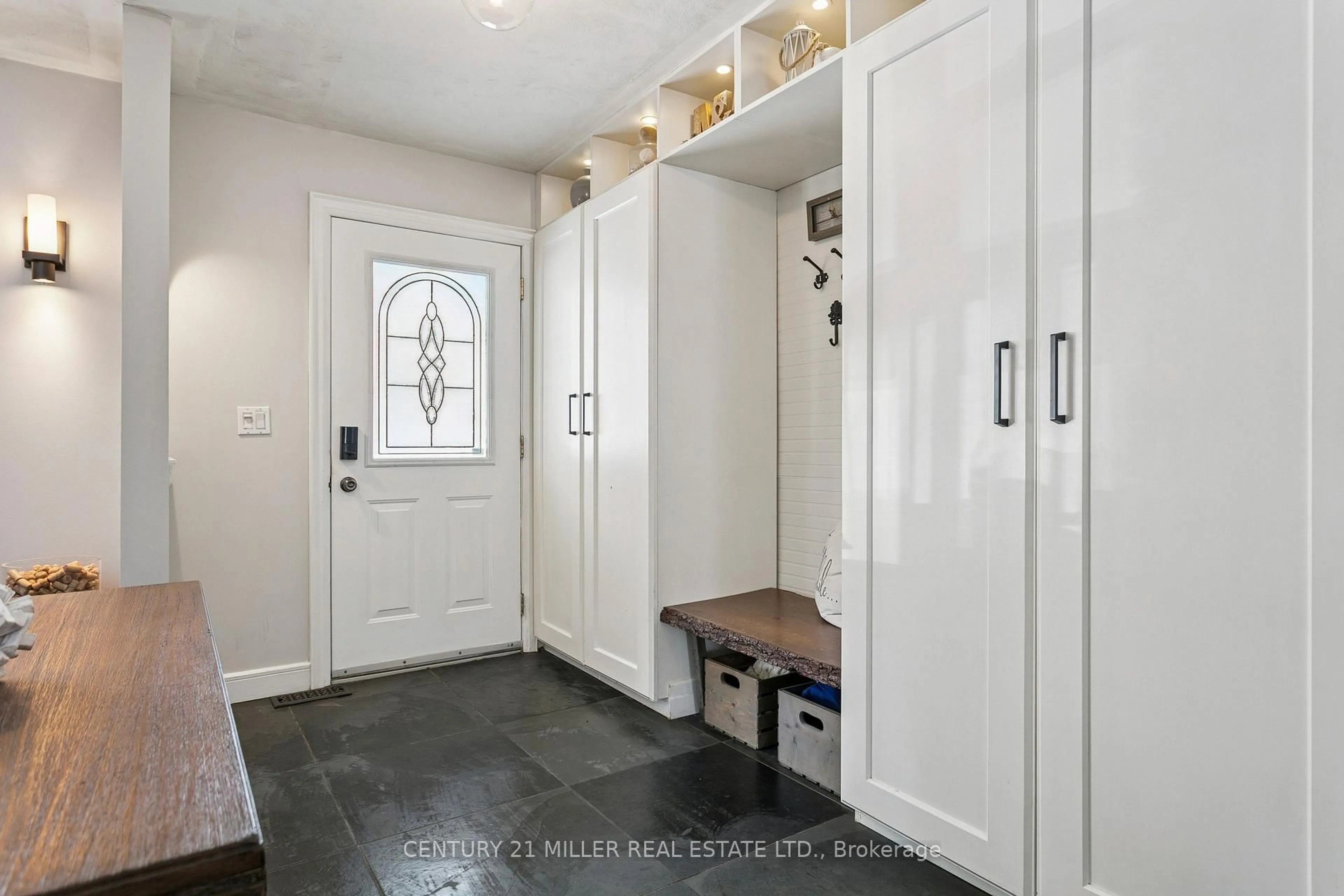 Indoor entryway for 6508 17 Sdrd, Halton Hills Ontario L7J 2M1