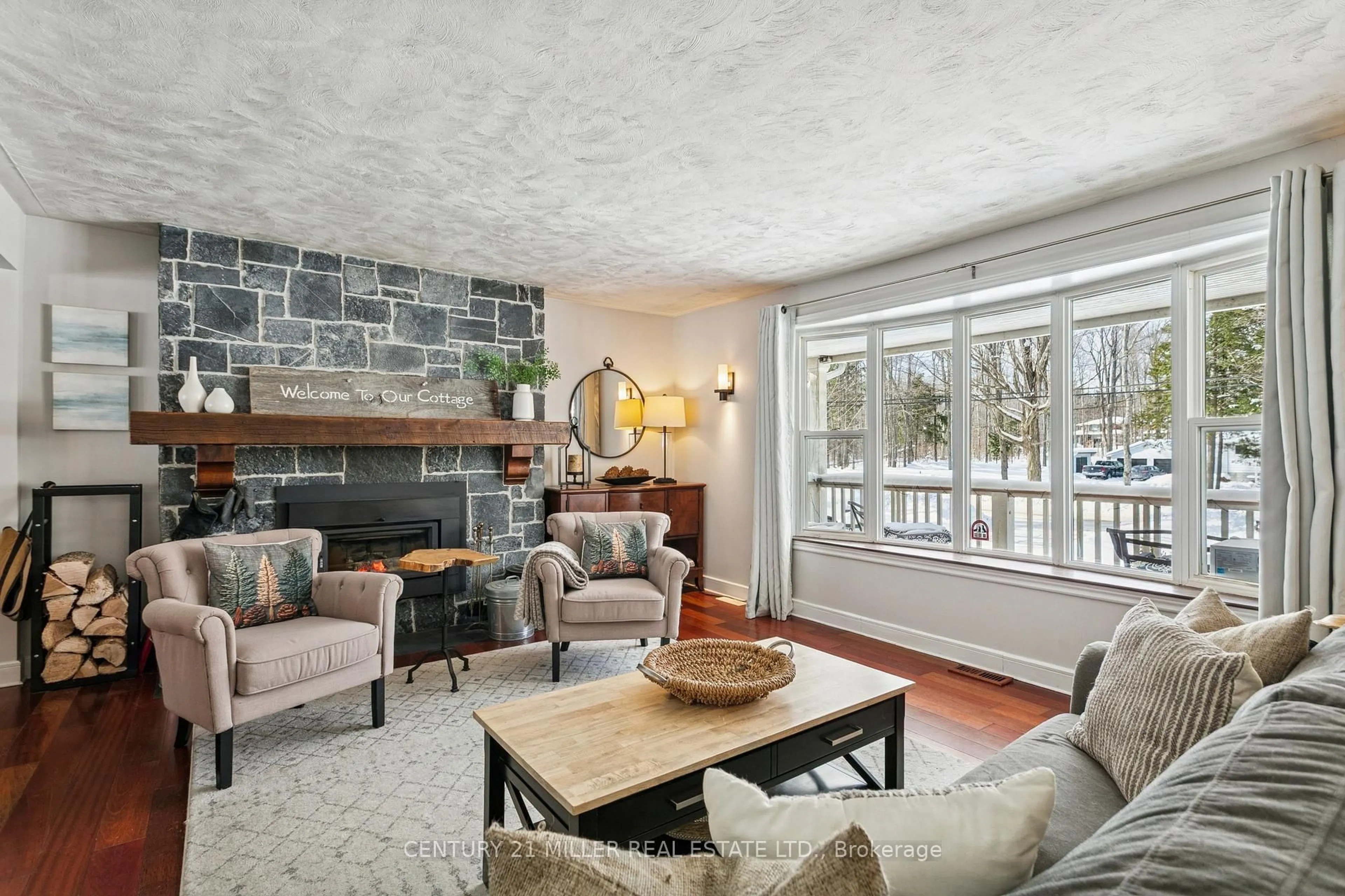 Living room with furniture, unknown for 6508 17 Sdrd, Halton Hills Ontario L7J 2M1