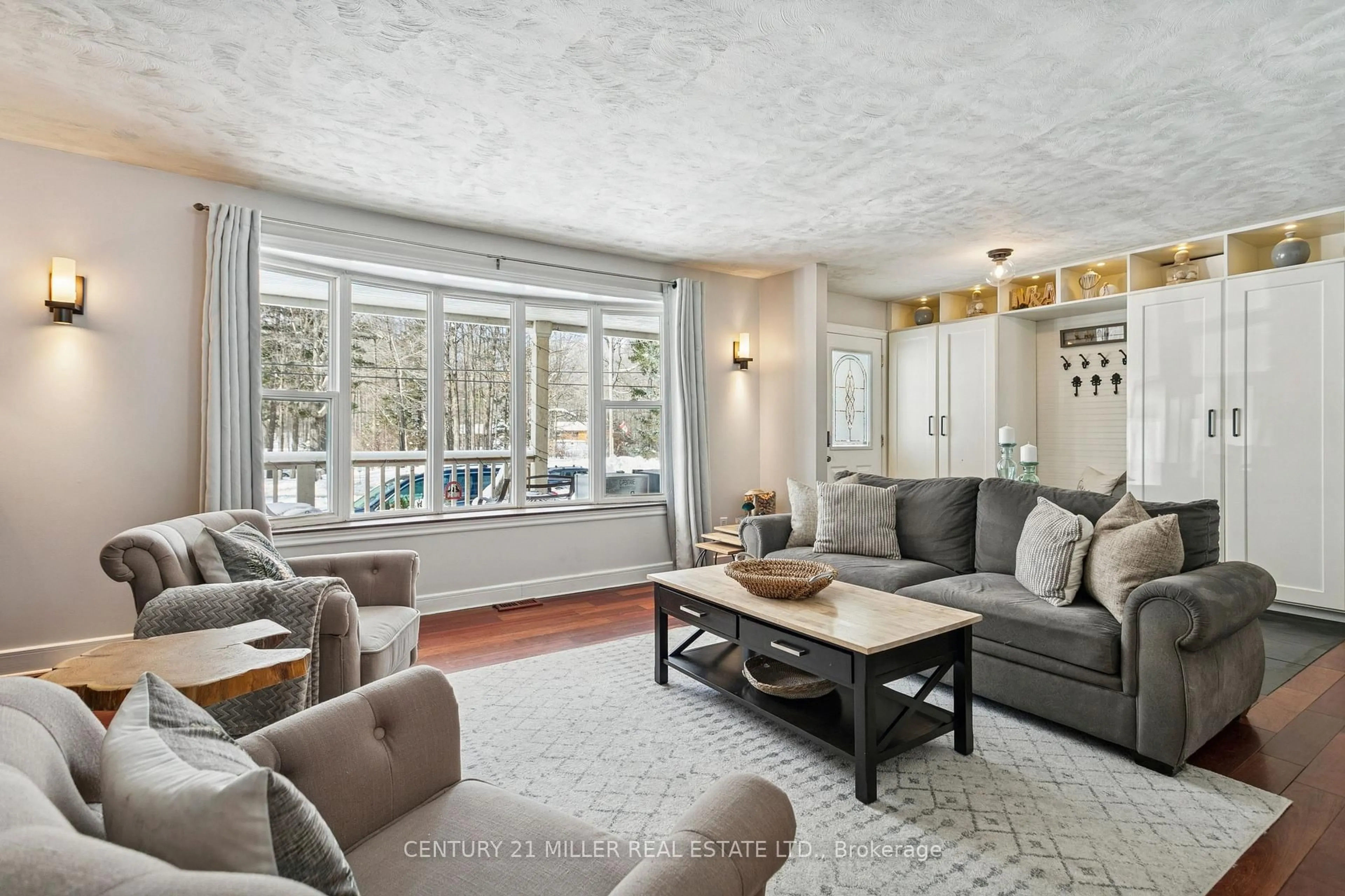 Living room with furniture, unknown for 6508 17 Sdrd, Halton Hills Ontario L7J 2M1