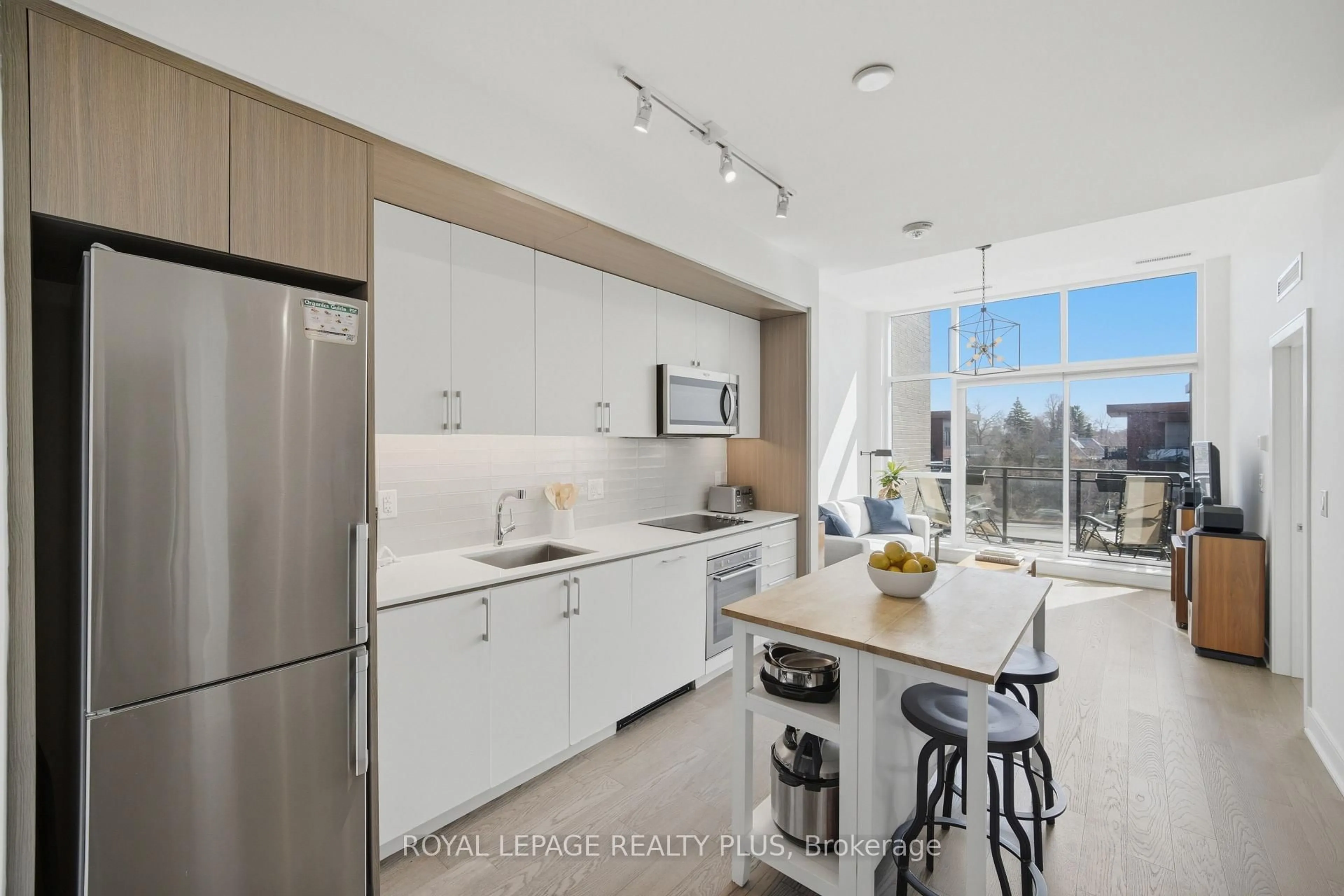 Open concept kitchen, ceramic/tile floor for 1575 Lakeshore Rd #440, Mississauga Ontario L5J 0B1