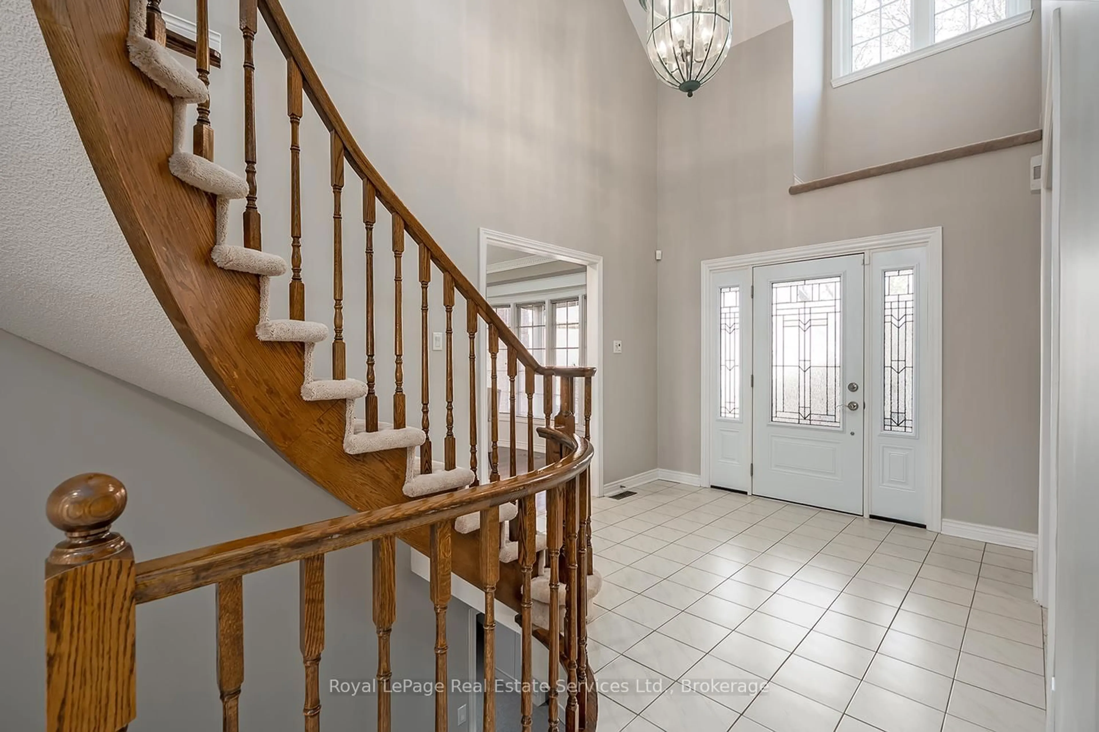 Indoor foyer for 1274 Hilton Lane, Oakville Ontario L6M 2V2