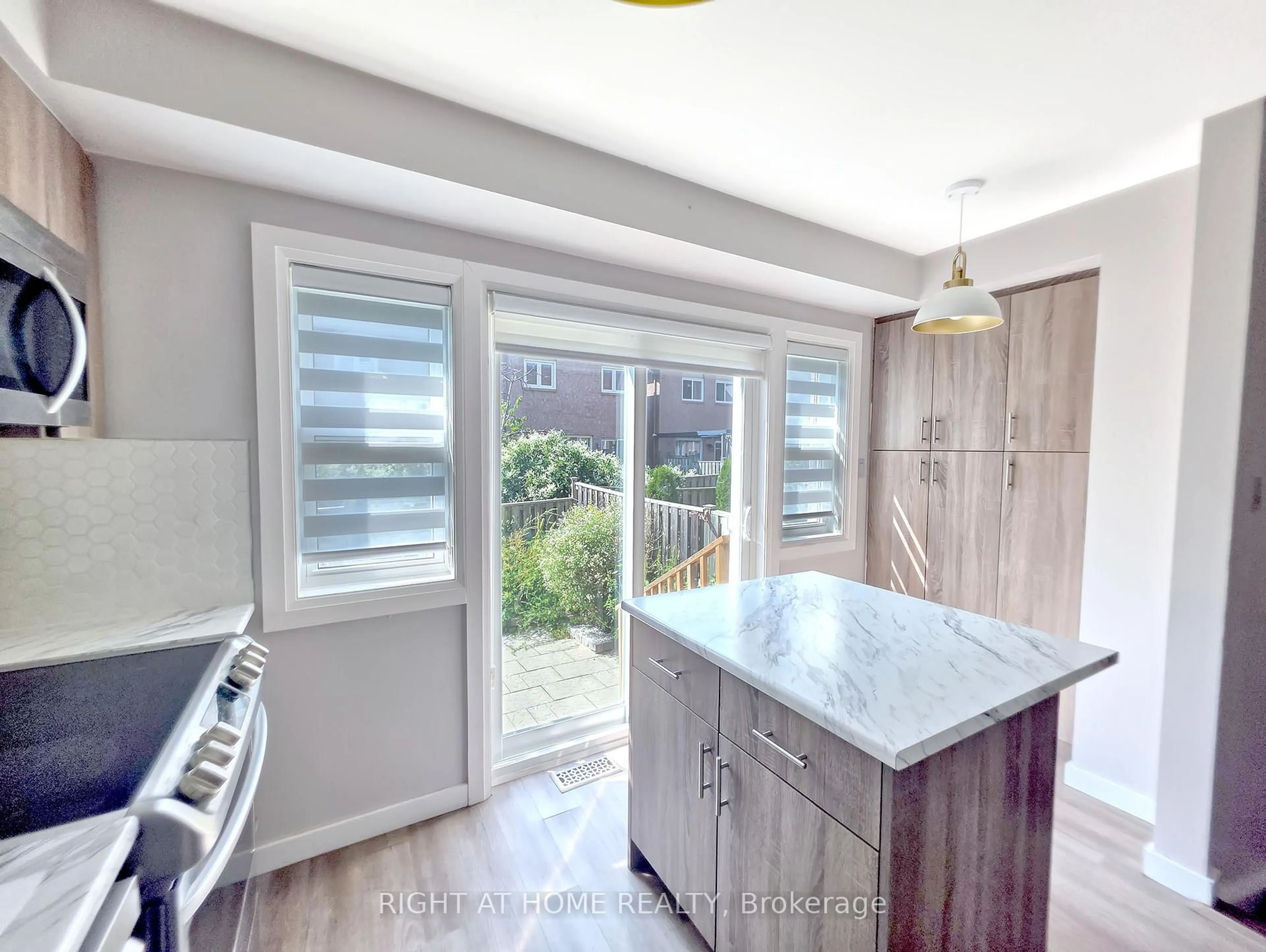 Contemporary kitchen, unknown for 98 Spadina Rd, Brampton Ontario L6X 4X6