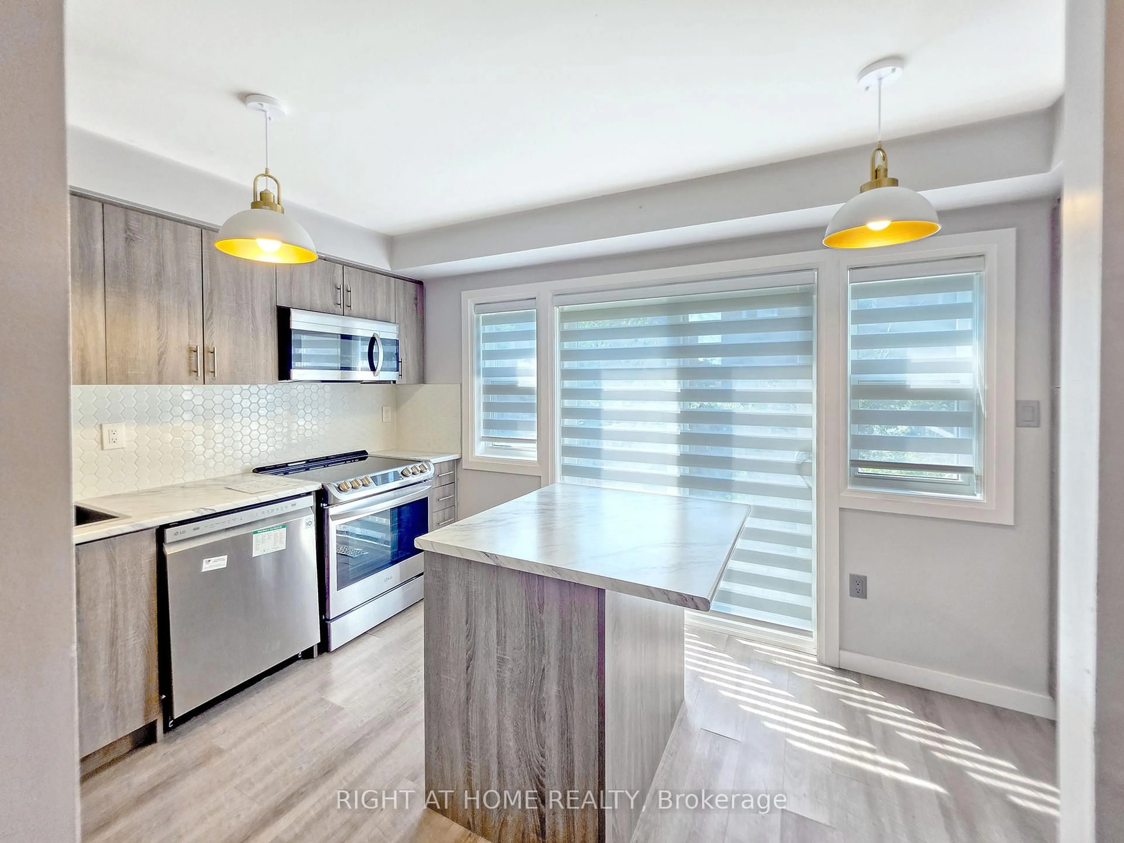 Open concept kitchen, unknown for 98 Spadina Rd, Brampton Ontario L6X 4X6